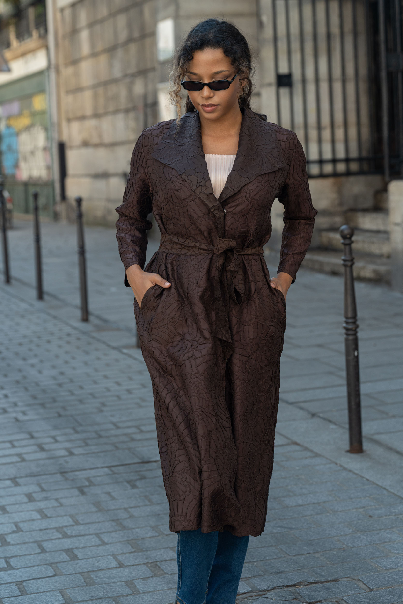 Vera, le trench texturé ceinturé – Image 7