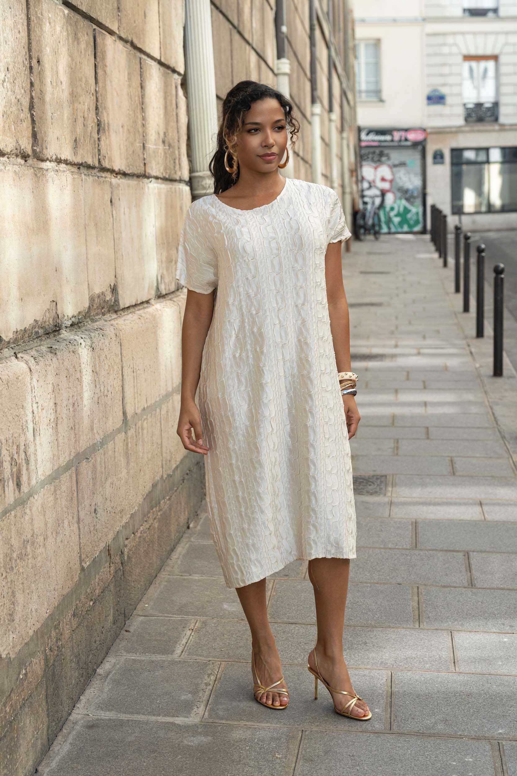 Léonie, la robe large texturée manches courtes – Image 7
