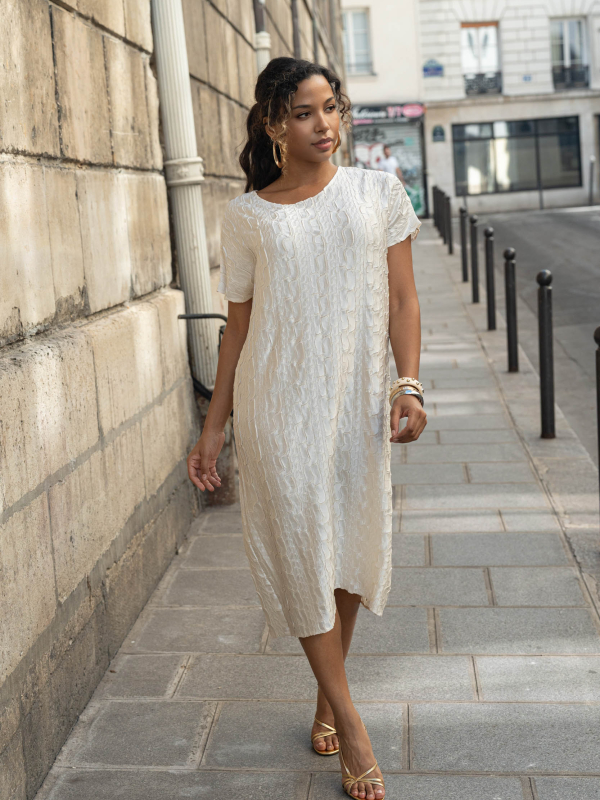 Léonie, la robe large texturée manches courtes
