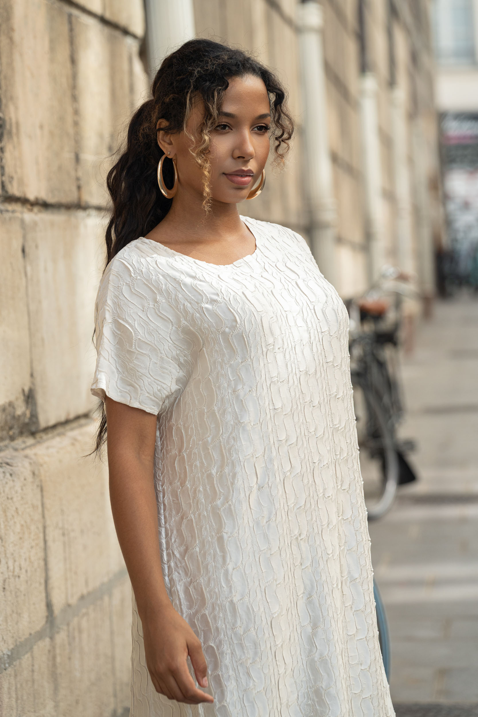 Léonie, la robe large texturée manches courtes – Image 6