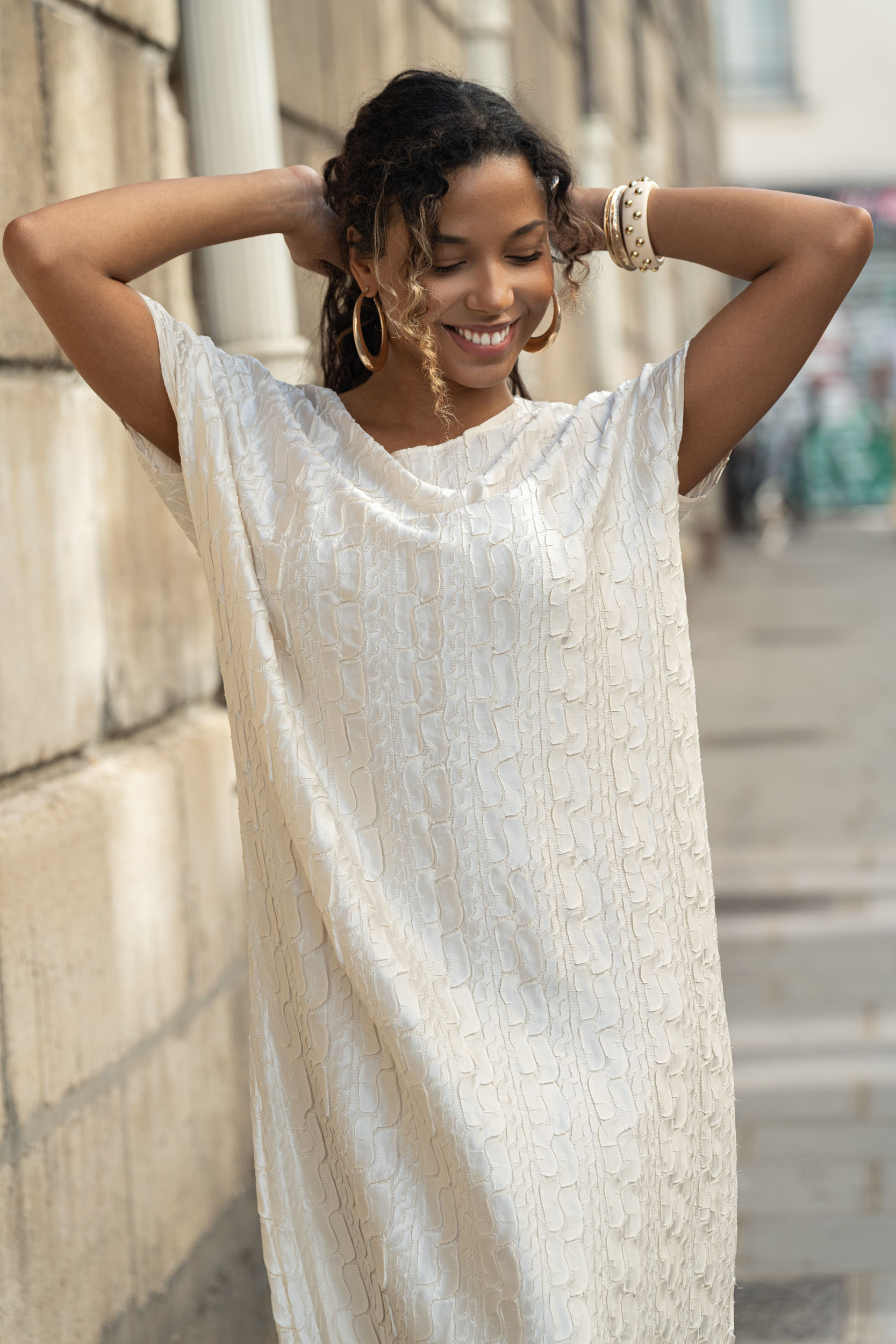 Léonie, la robe large texturée manches courtes – Image 2
