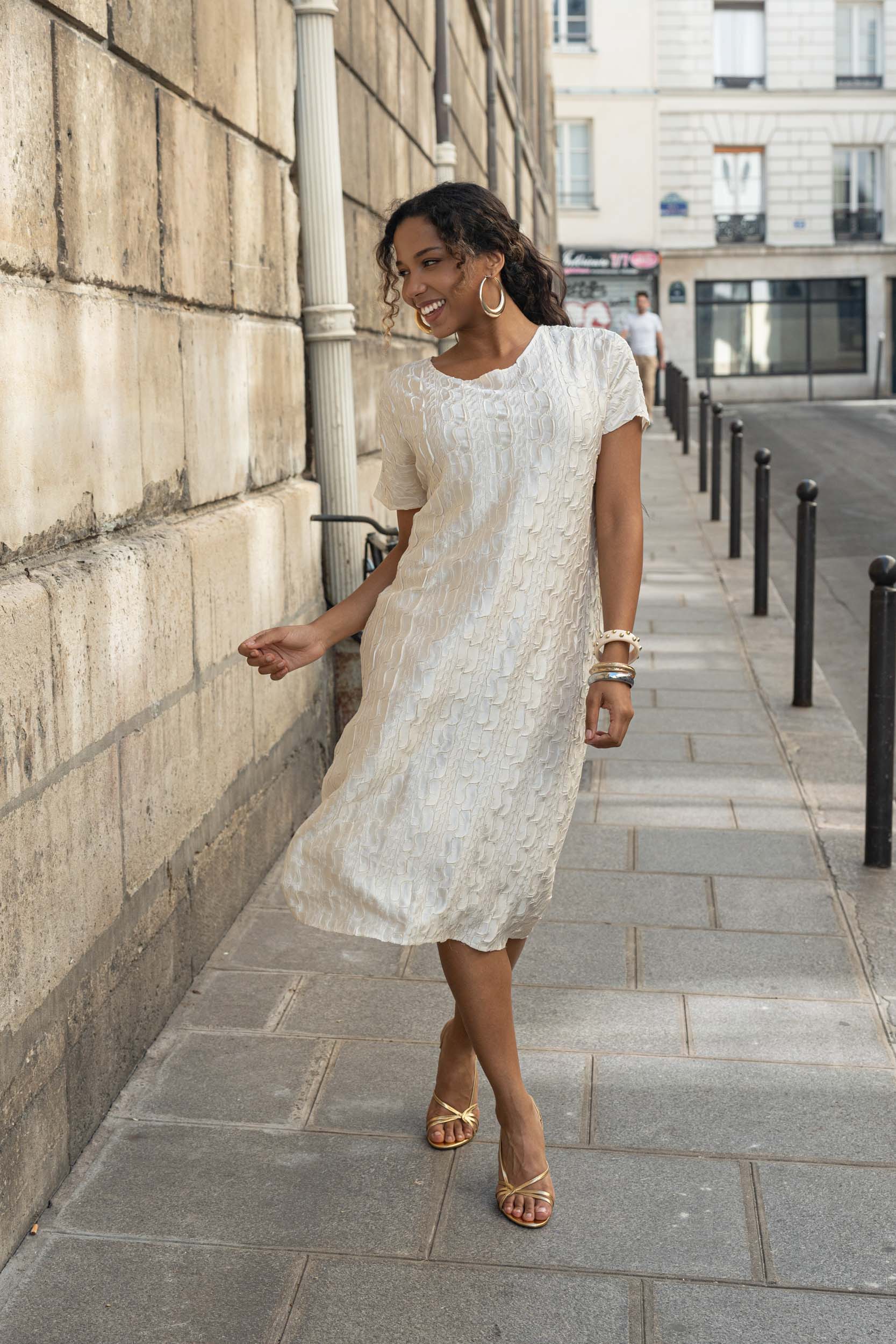 Léonie, la robe large texturée manches courtes – Image 3