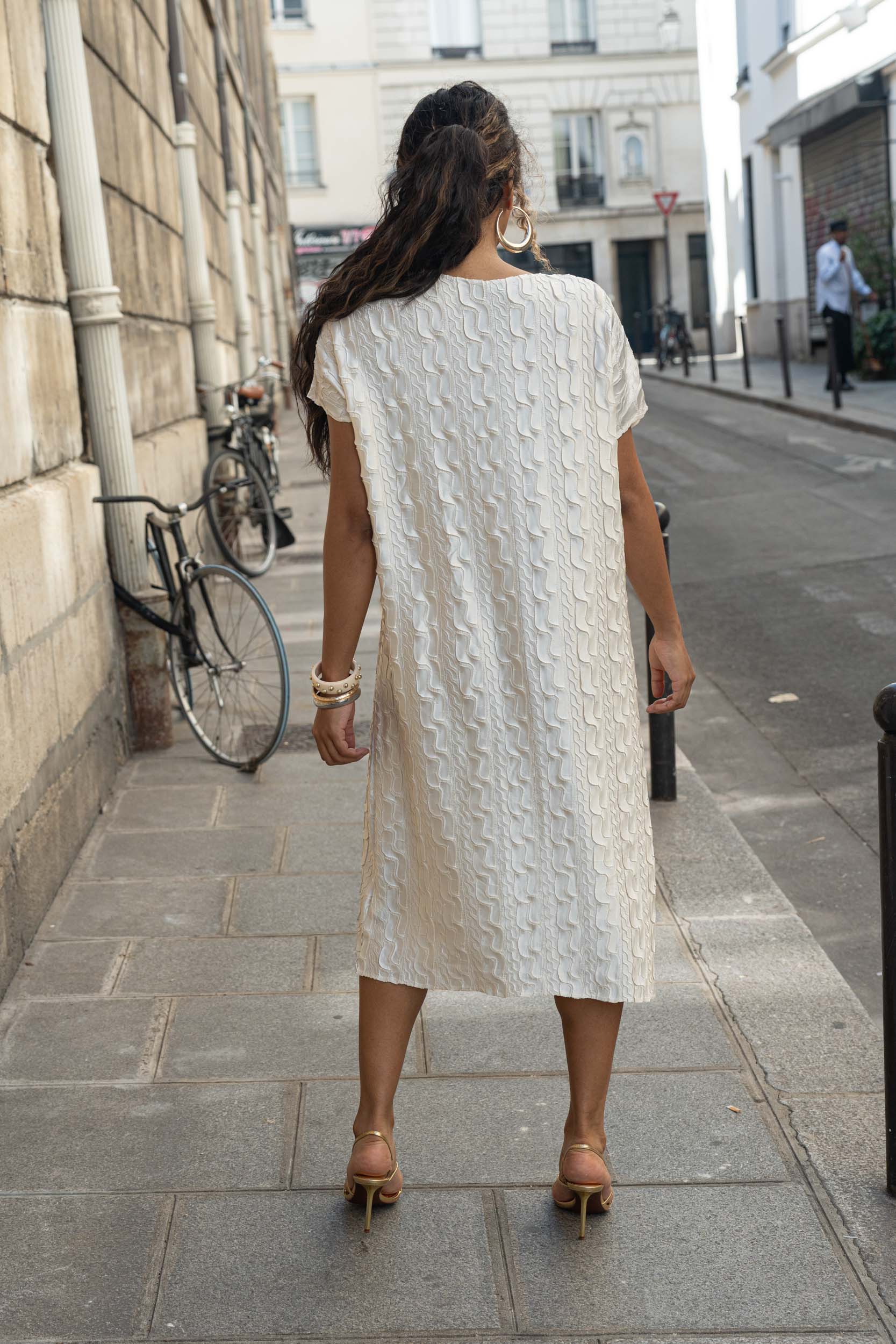 Léonie, la robe large texturée manches courtes – Image 4