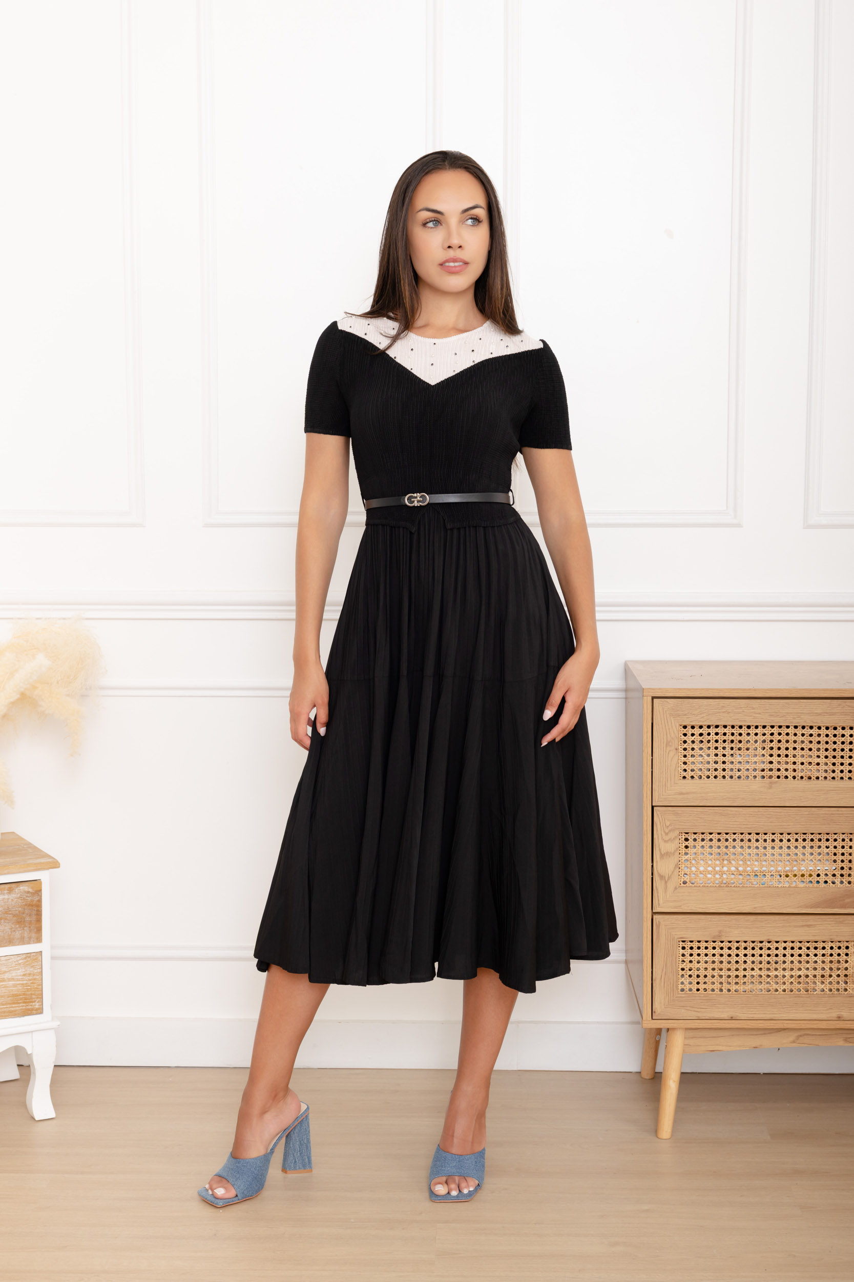 Jeanne, la robe mi-longue plissée à empiècement perlé – Image 5