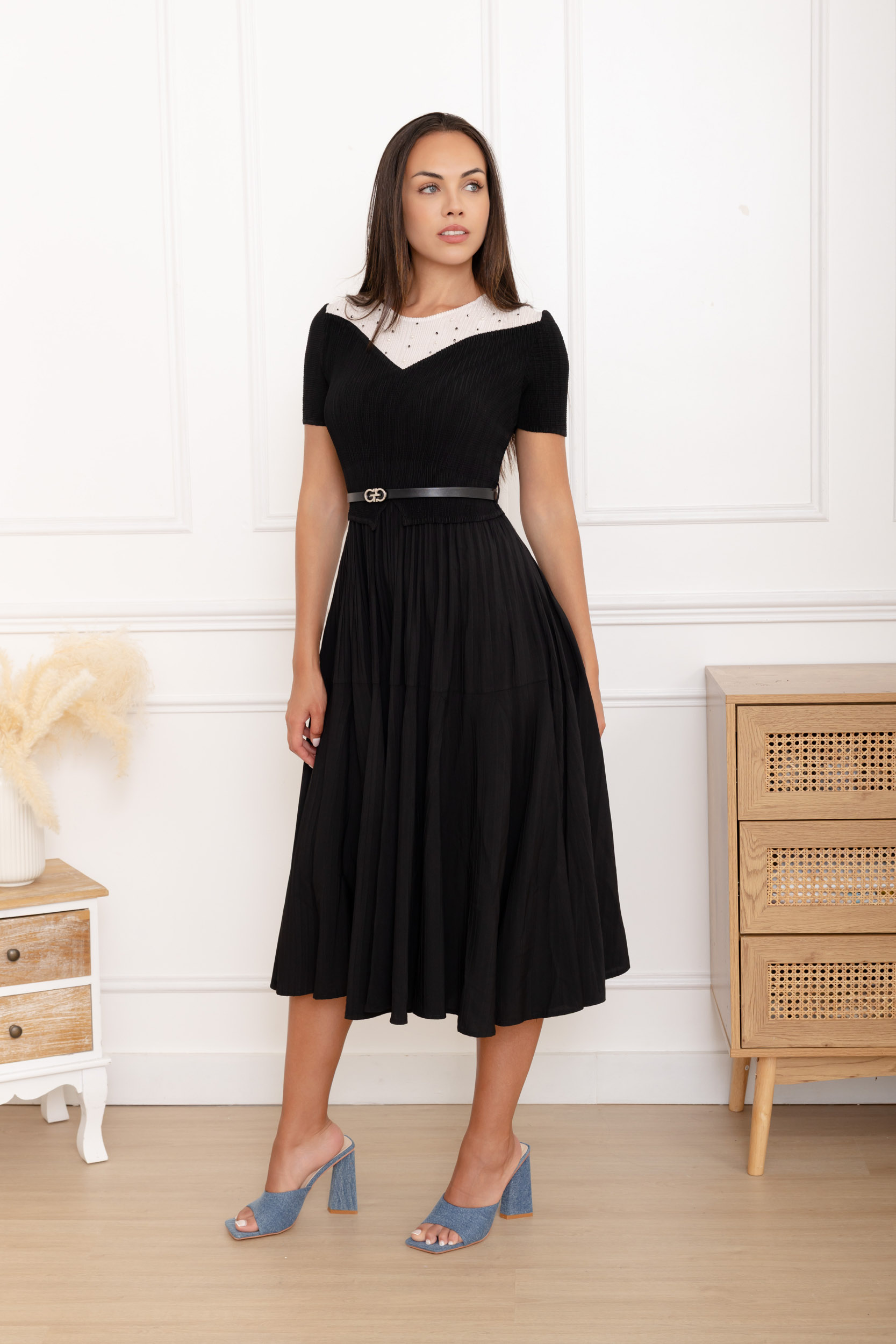 Jeanne, la robe mi-longue plissée à empiècement perlé