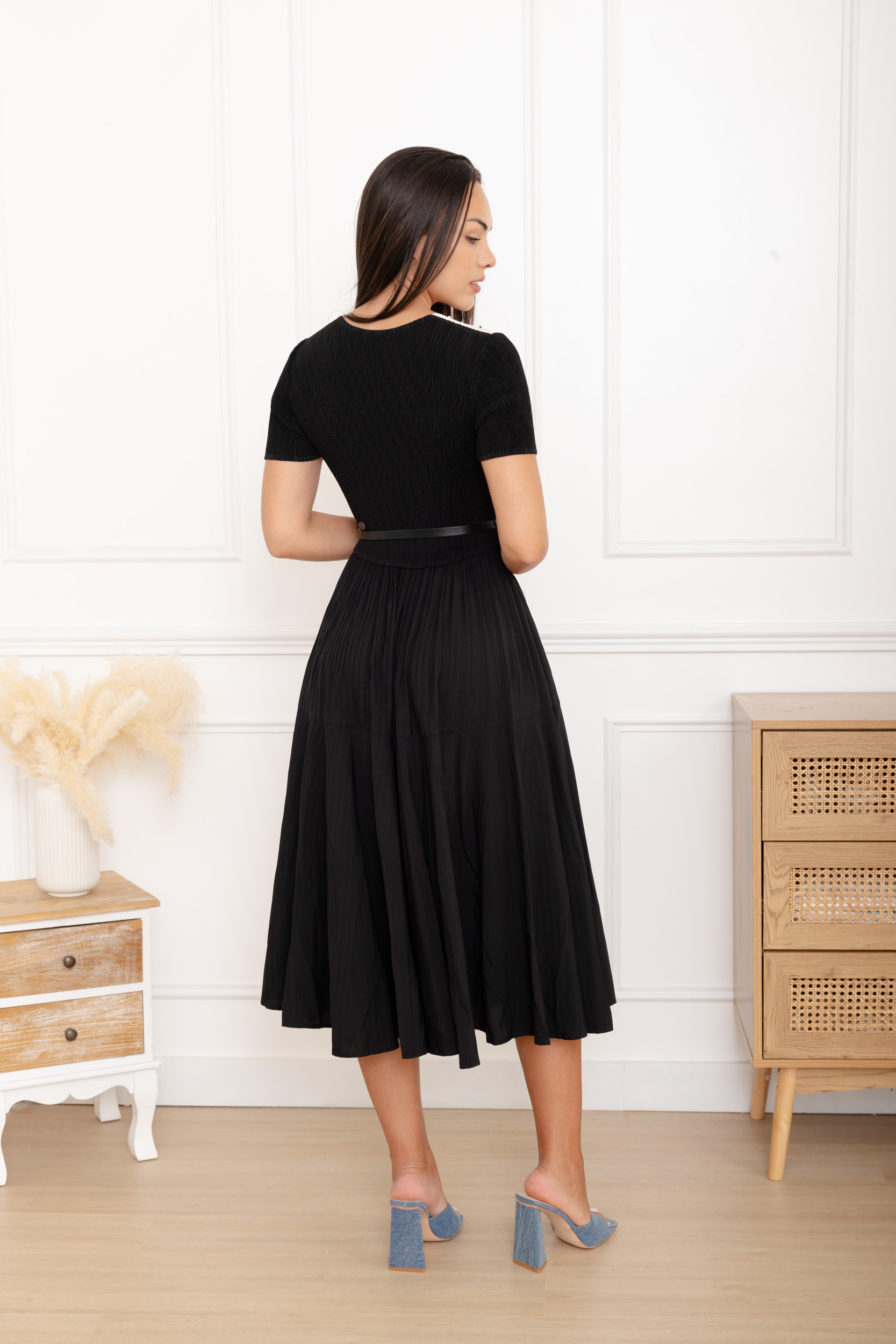 Jeanne, la robe mi-longue plissée à empiècement perlé – Image 3