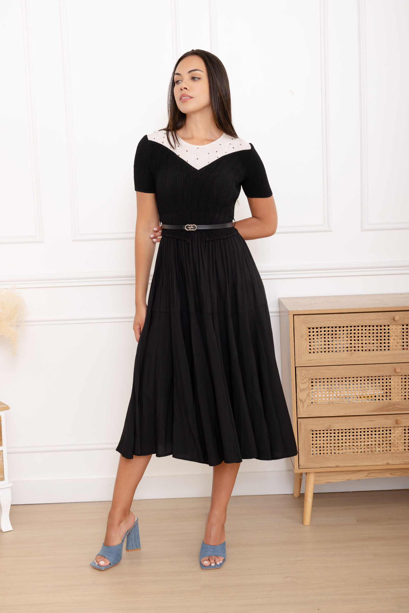Jeanne, la robe mi-longue plissée à empiècement perlé – Image 4