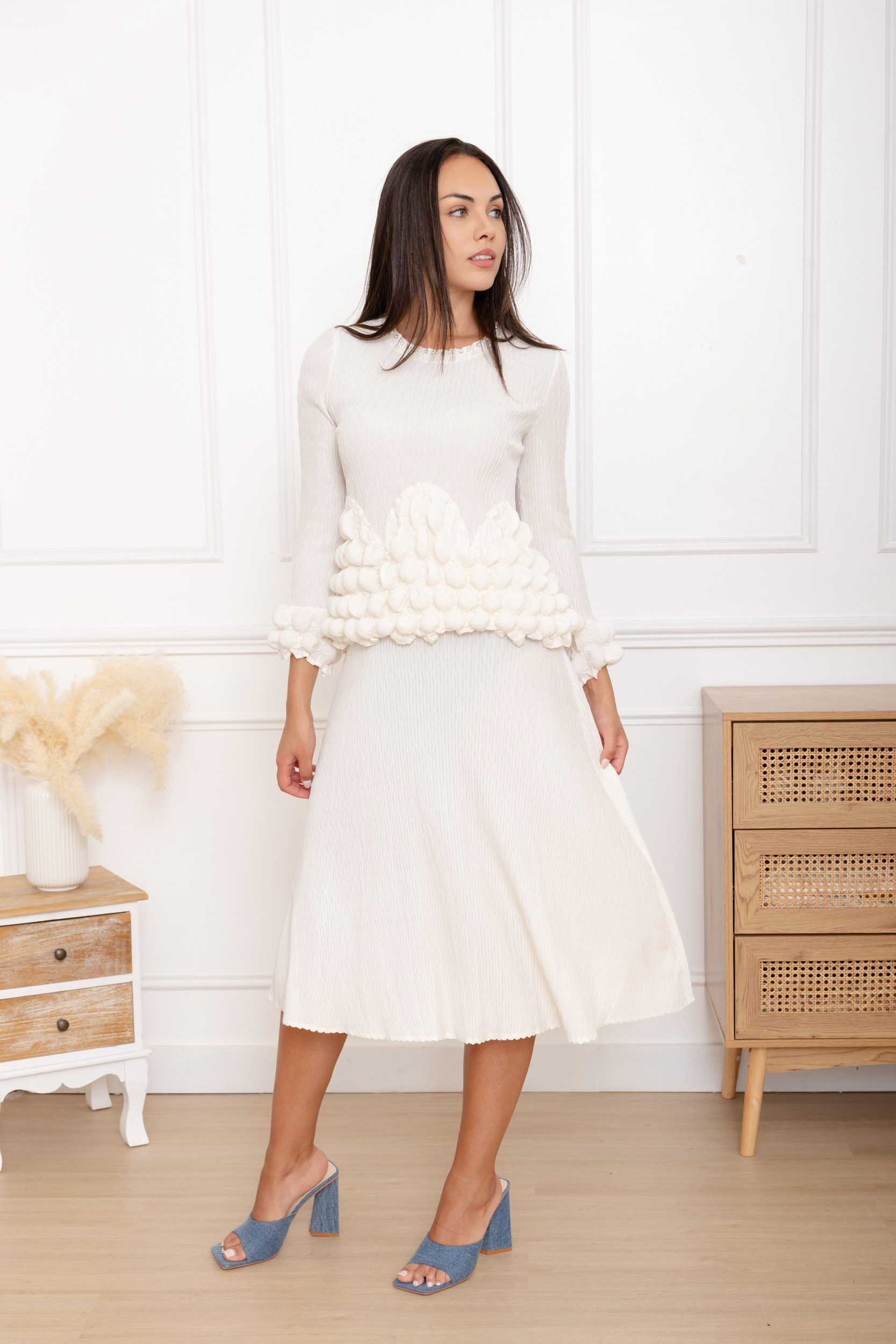Blanche, la robe à taille pompons – Image 5