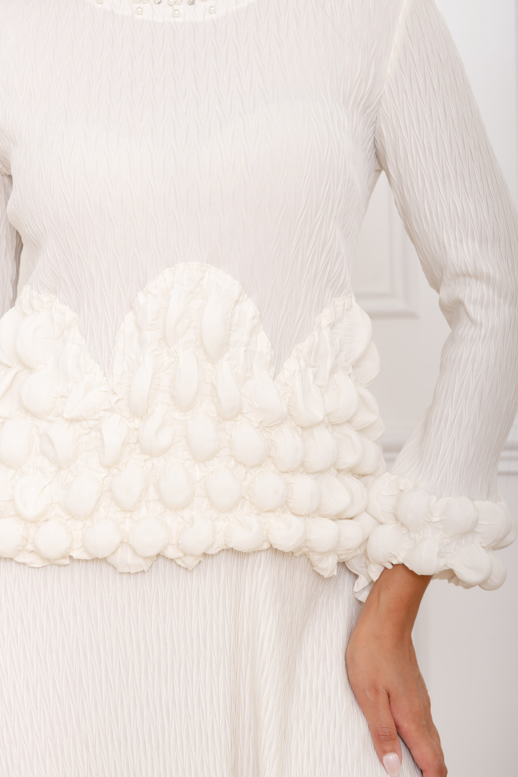 Blanche, la robe à taille pompons – Image 2