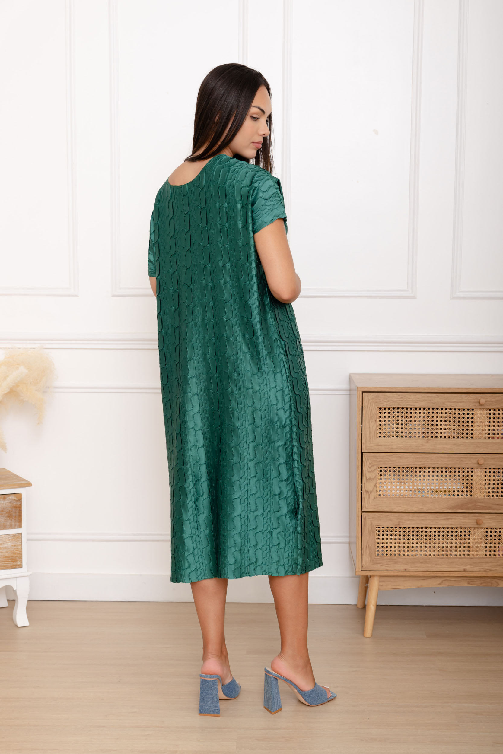 Léonie, la robe large texturée manches courtes – Image 10