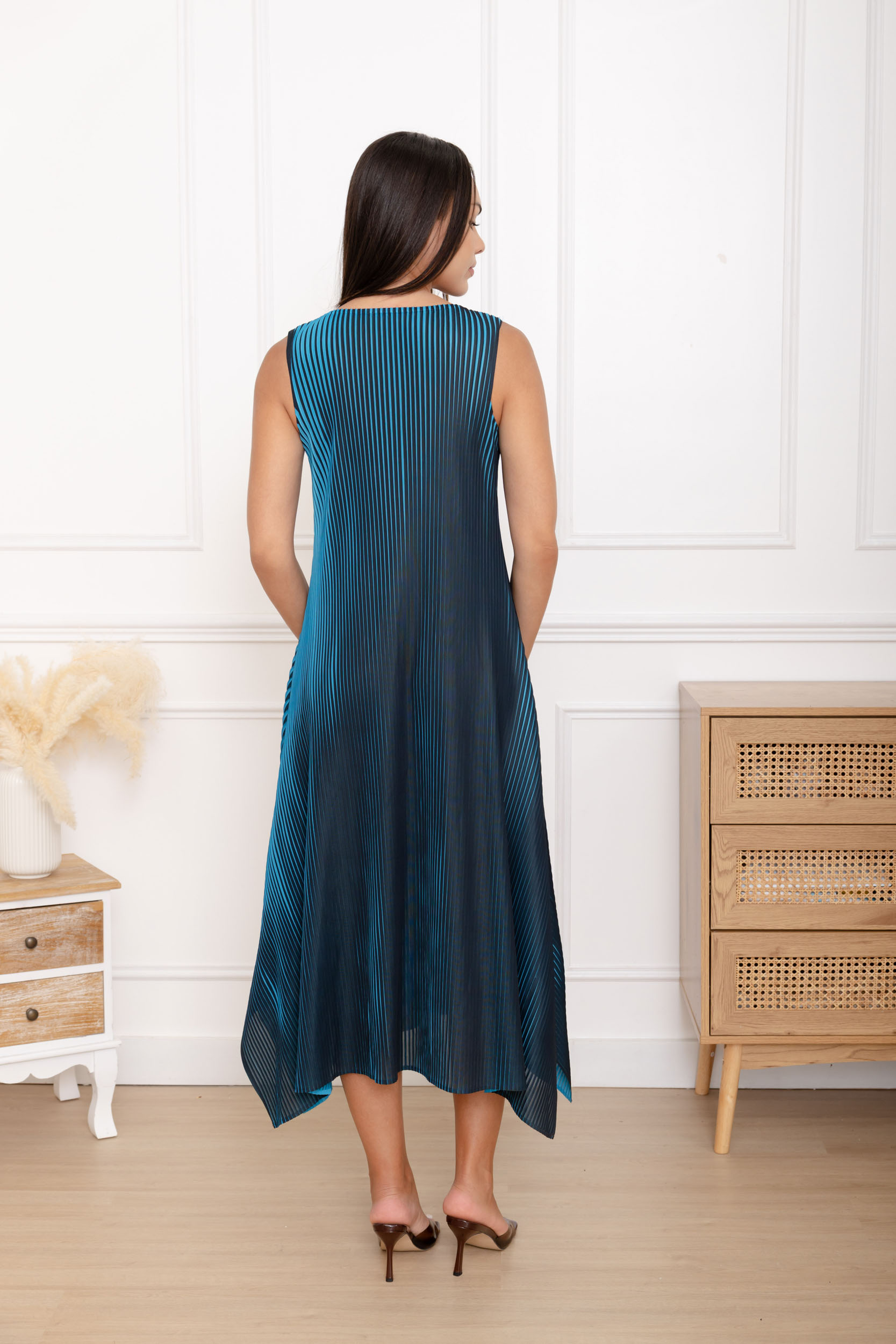 Zara, la robe midi évasée bicolore effet rayures – Image 3