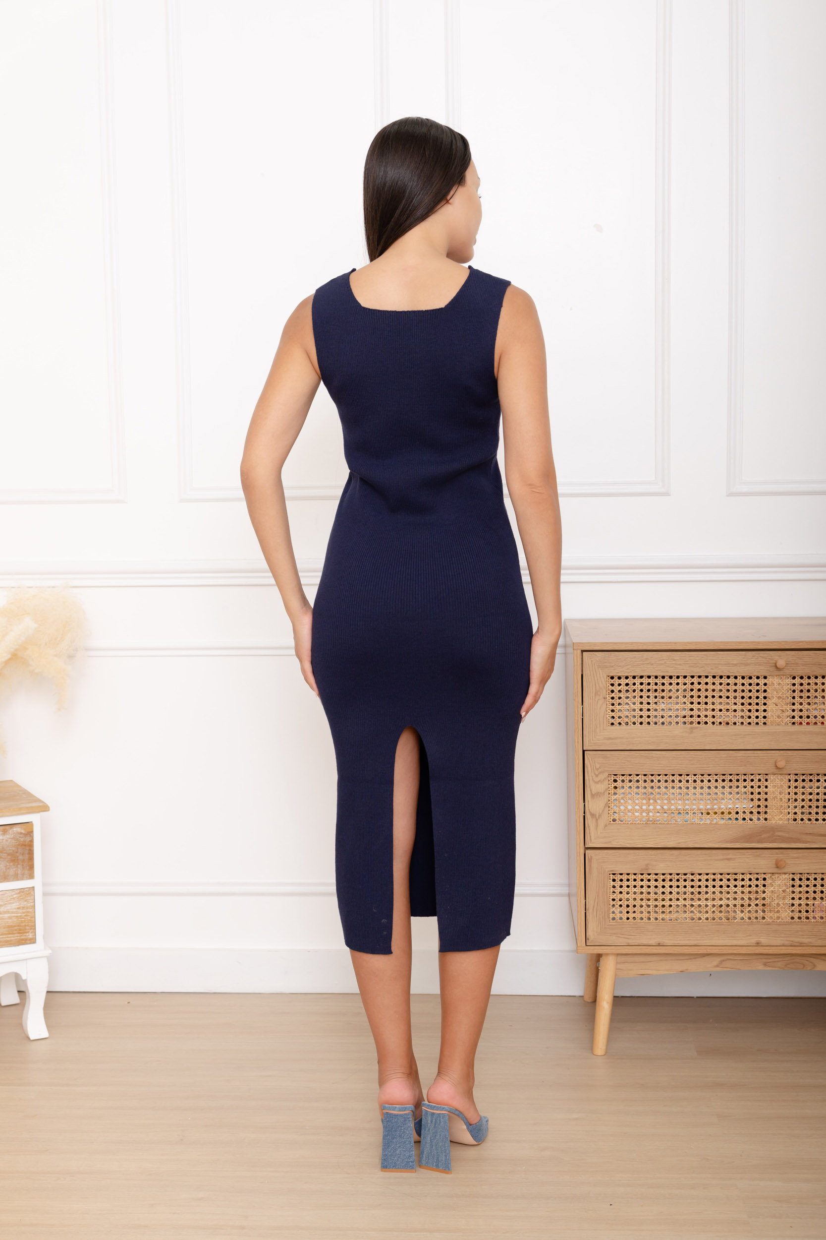 Karine, la robe pull sans manches col en V et fente dos – Image 3