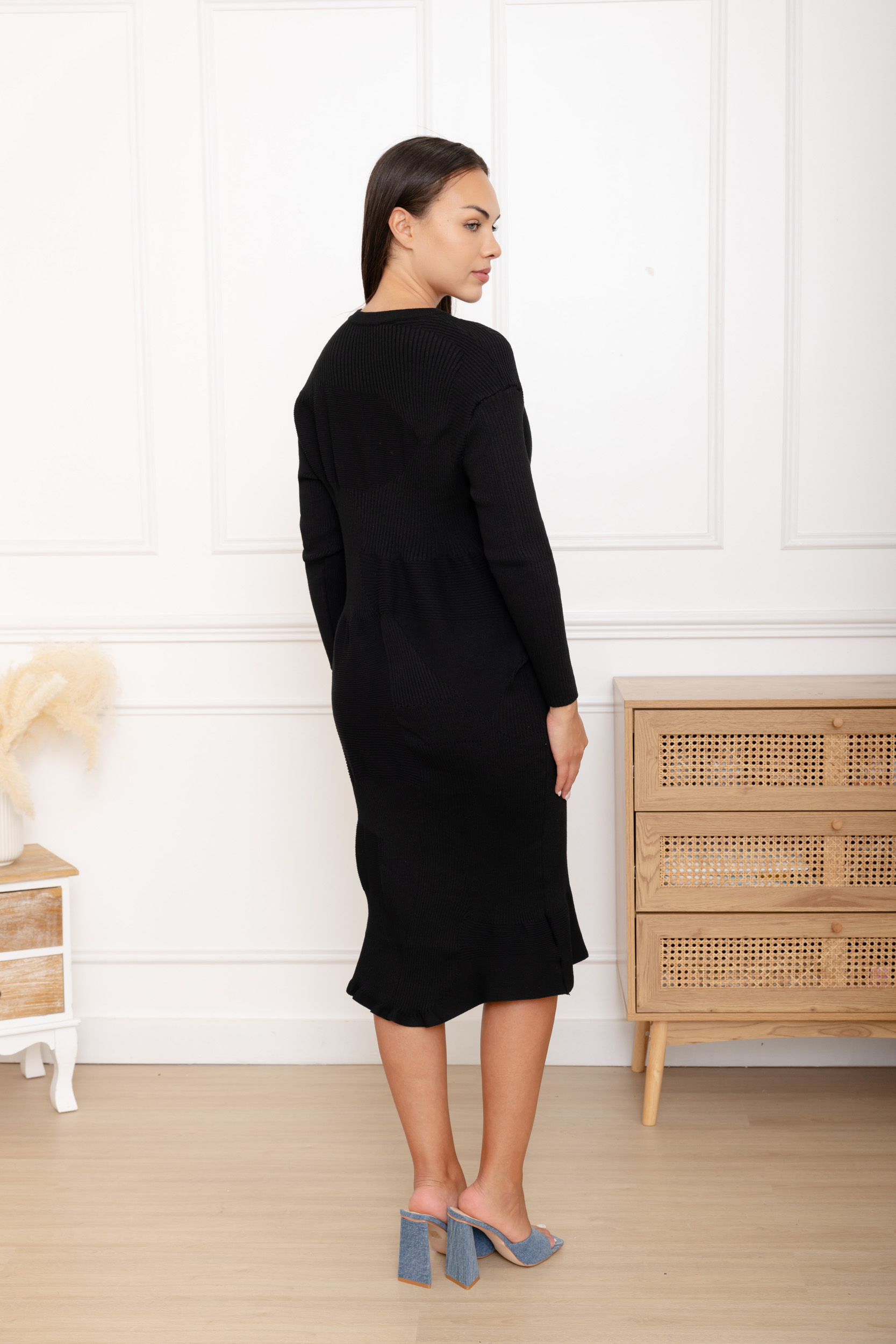 Noa, la robe pull en maille côtelée volantée – Image 5