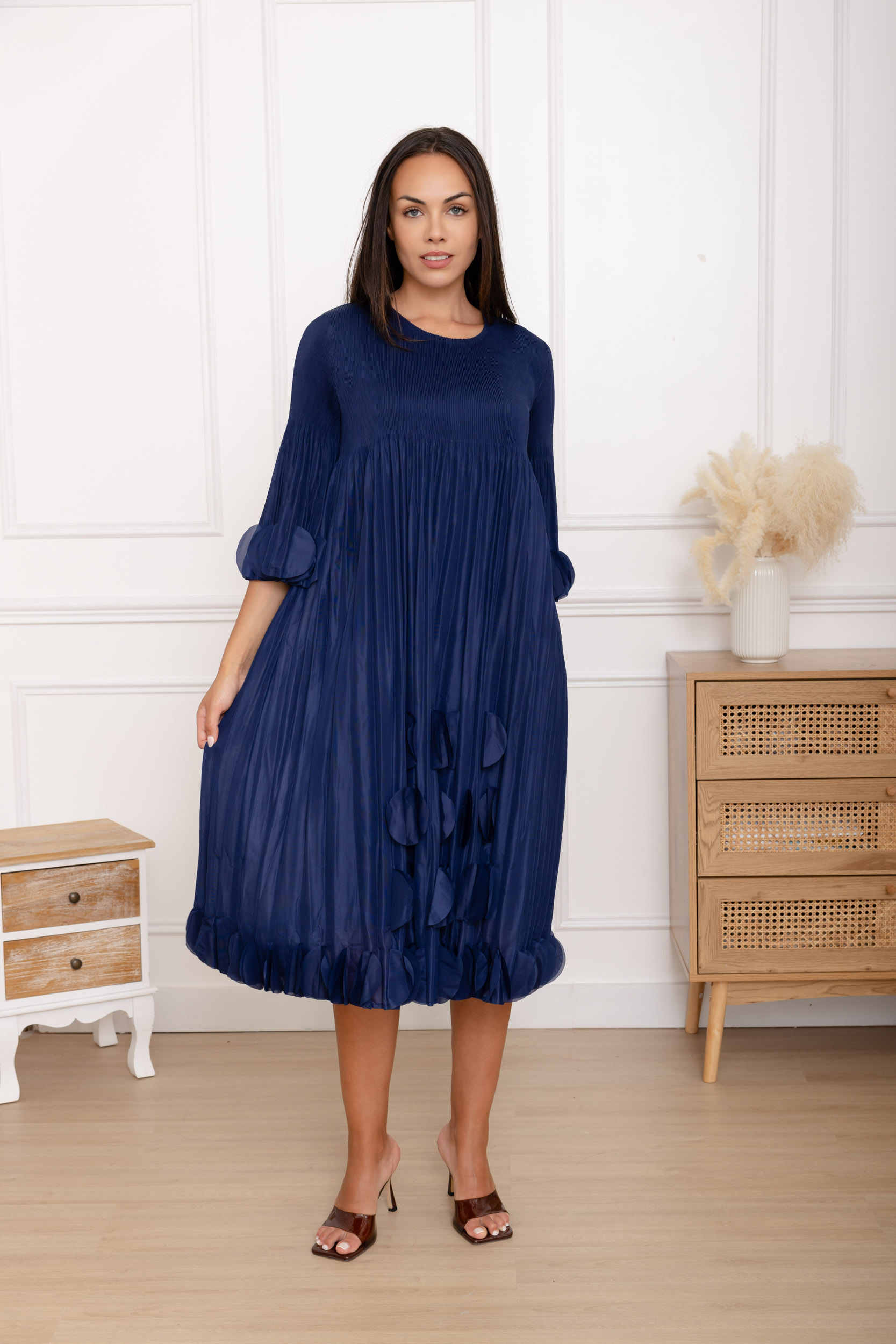 Olivia, la robe midi droite à pastilles et manches volantées – Image 11