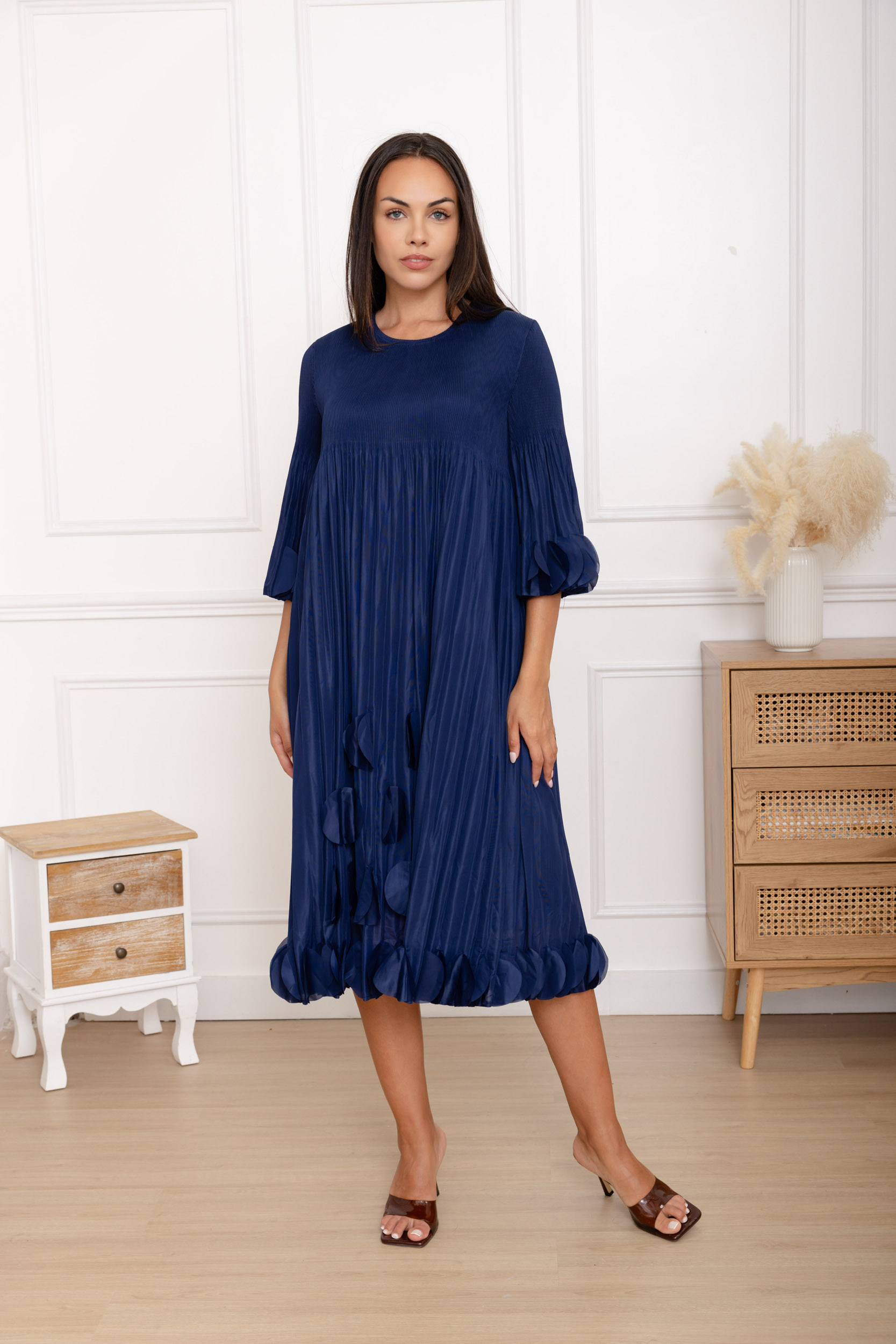Olivia, la robe midi droite à pastilles et manches volantées – Image 10