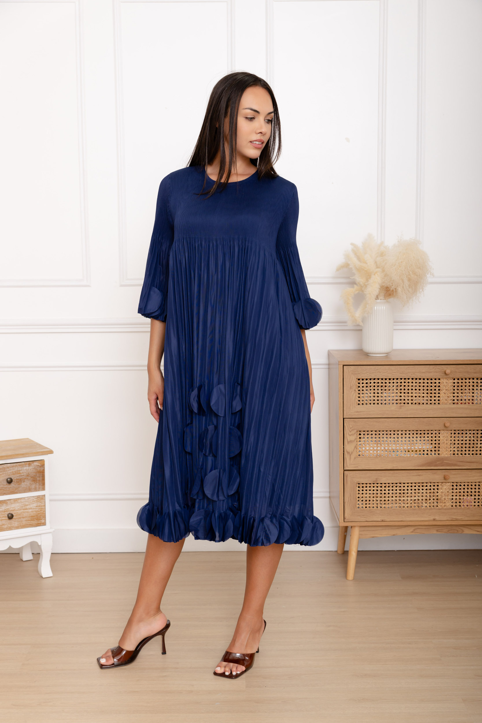 Olivia, la robe midi droite à pastilles et manches volantées – Image 3