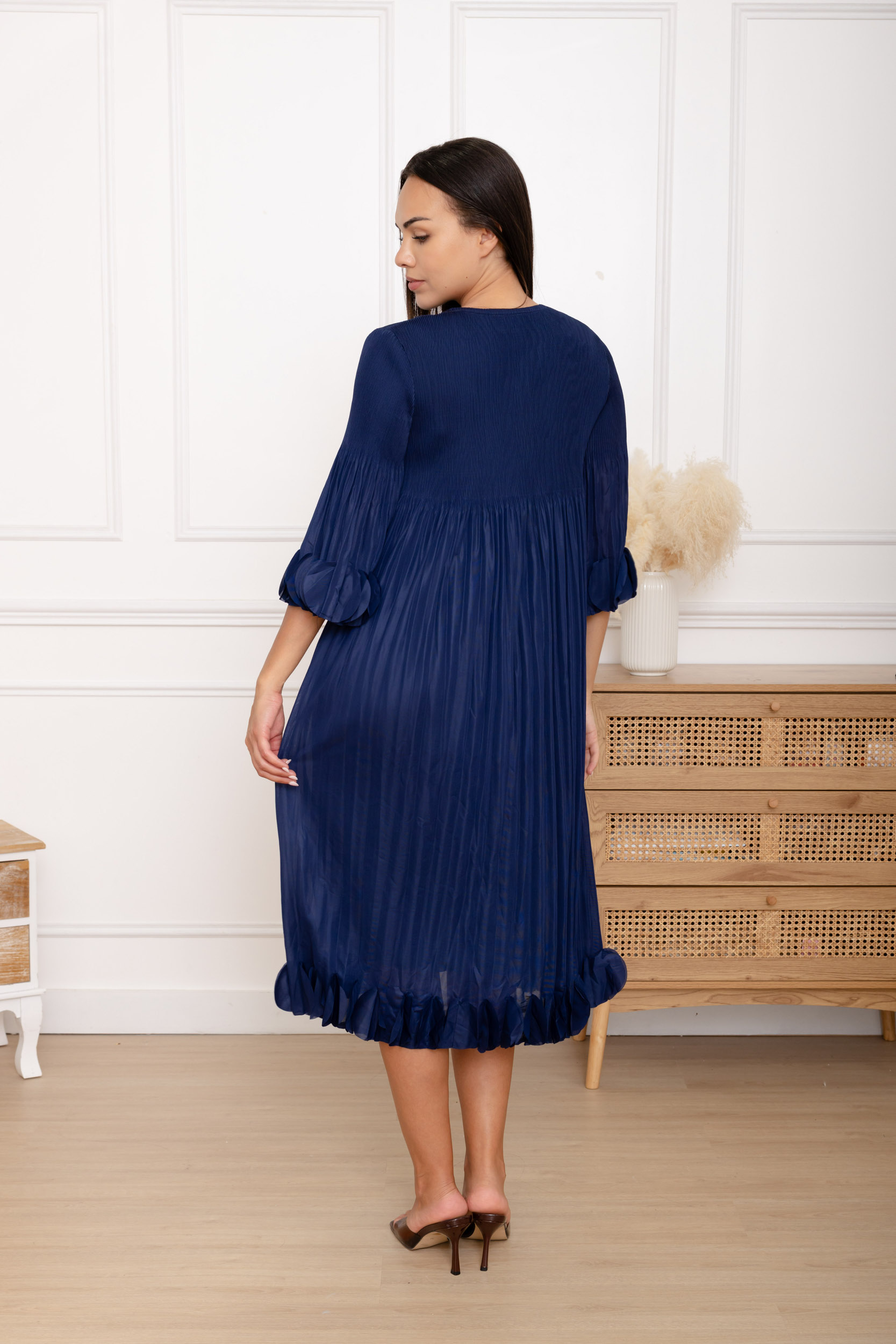 Olivia, la robe midi droite à pastilles et manches volantées – Image 6