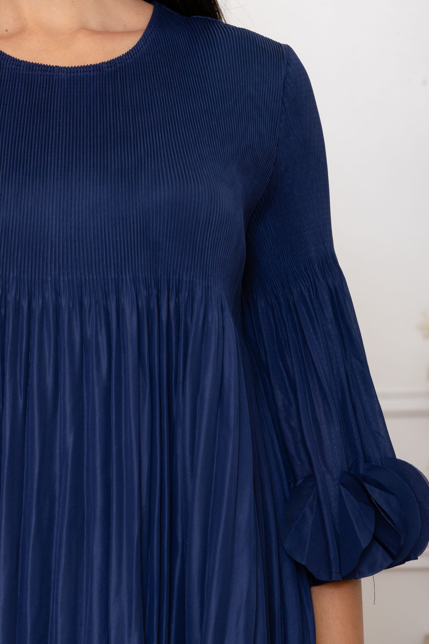 Olivia, la robe midi droite à pastilles et manches volantées – Image 9