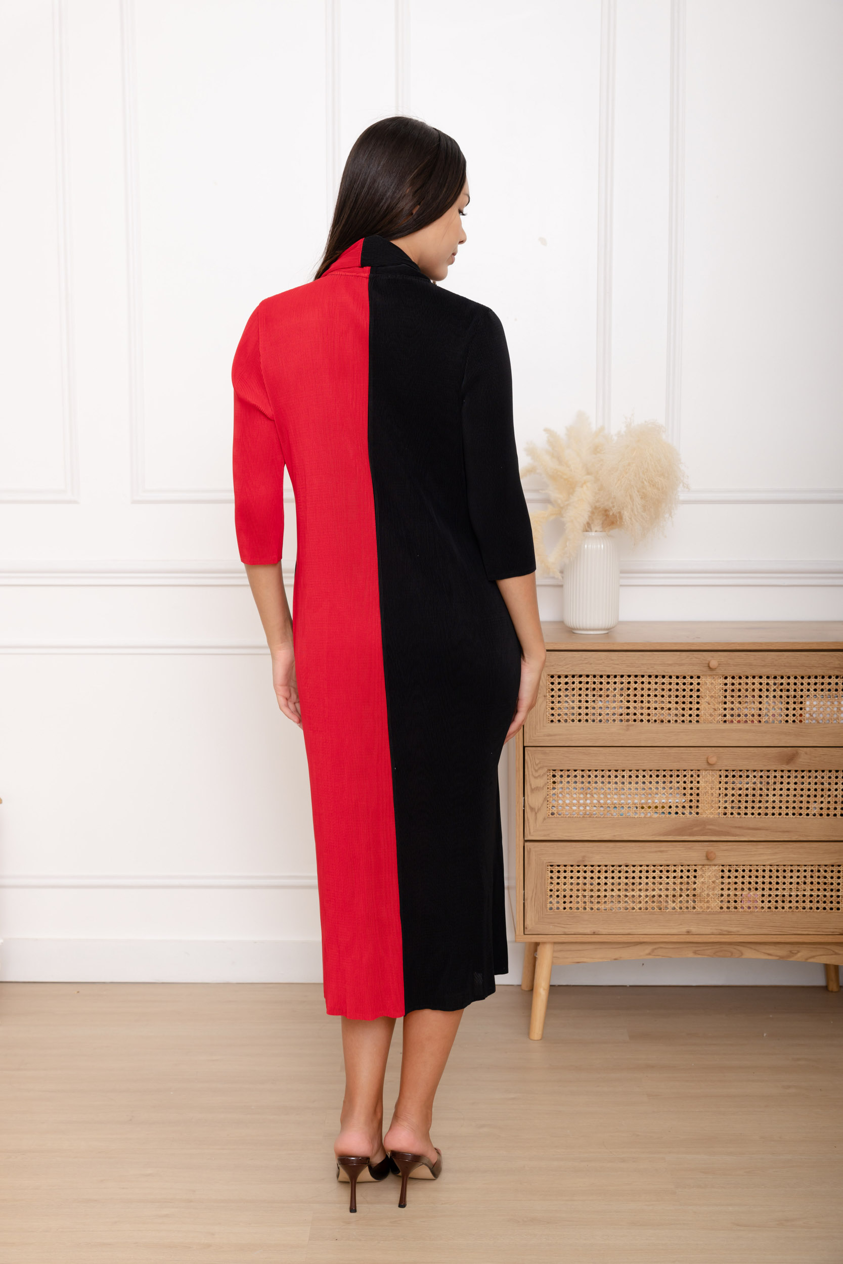 Kim, la robe droite bicolore à écharpe croisée – Image 7