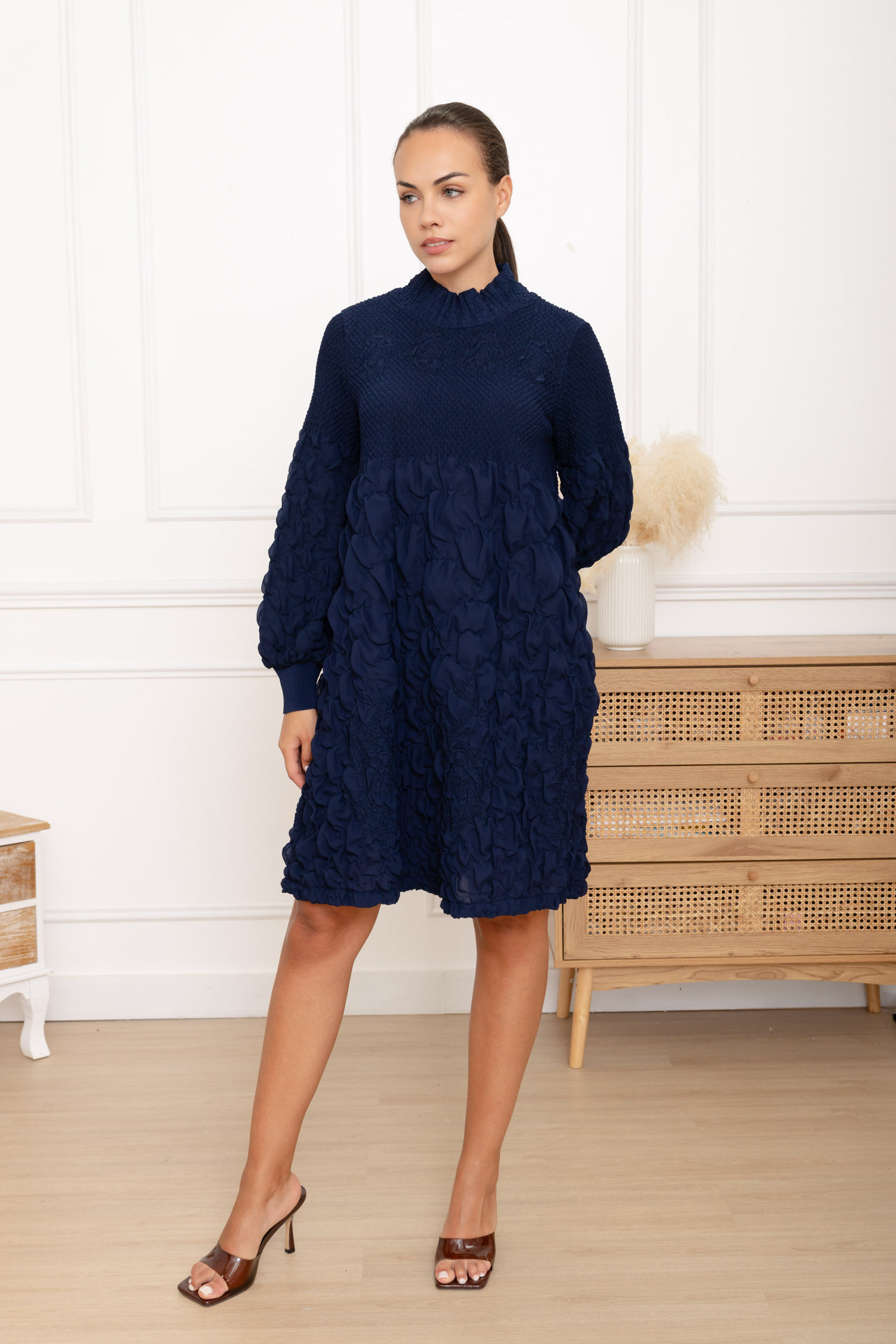 Adèle, la robe froissée courte col montant froncé – Image 2