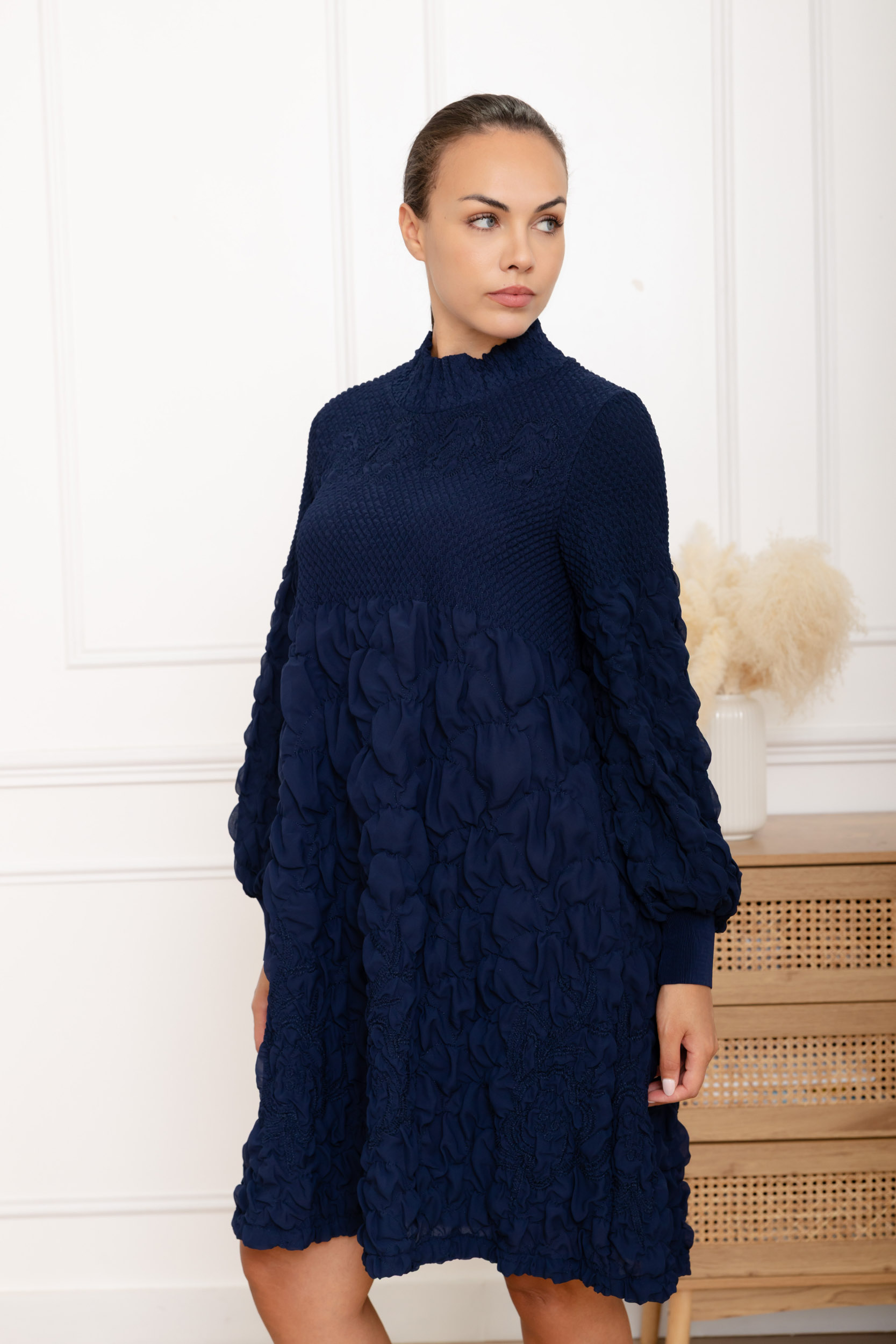 Adèle, la robe froissée courte col montant froncé – Image 6