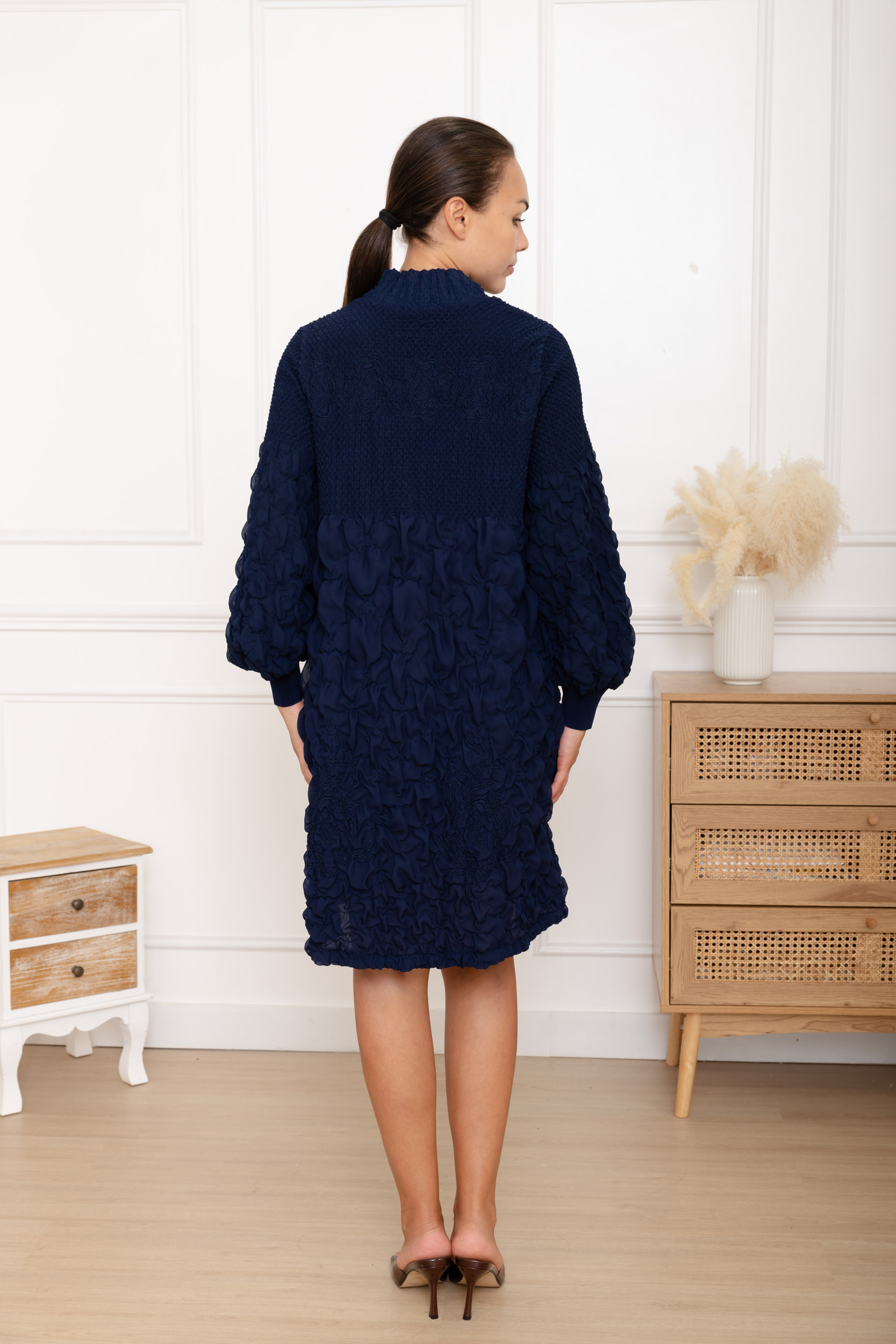 Adèle, la robe froissée courte col montant froncé – Image 4