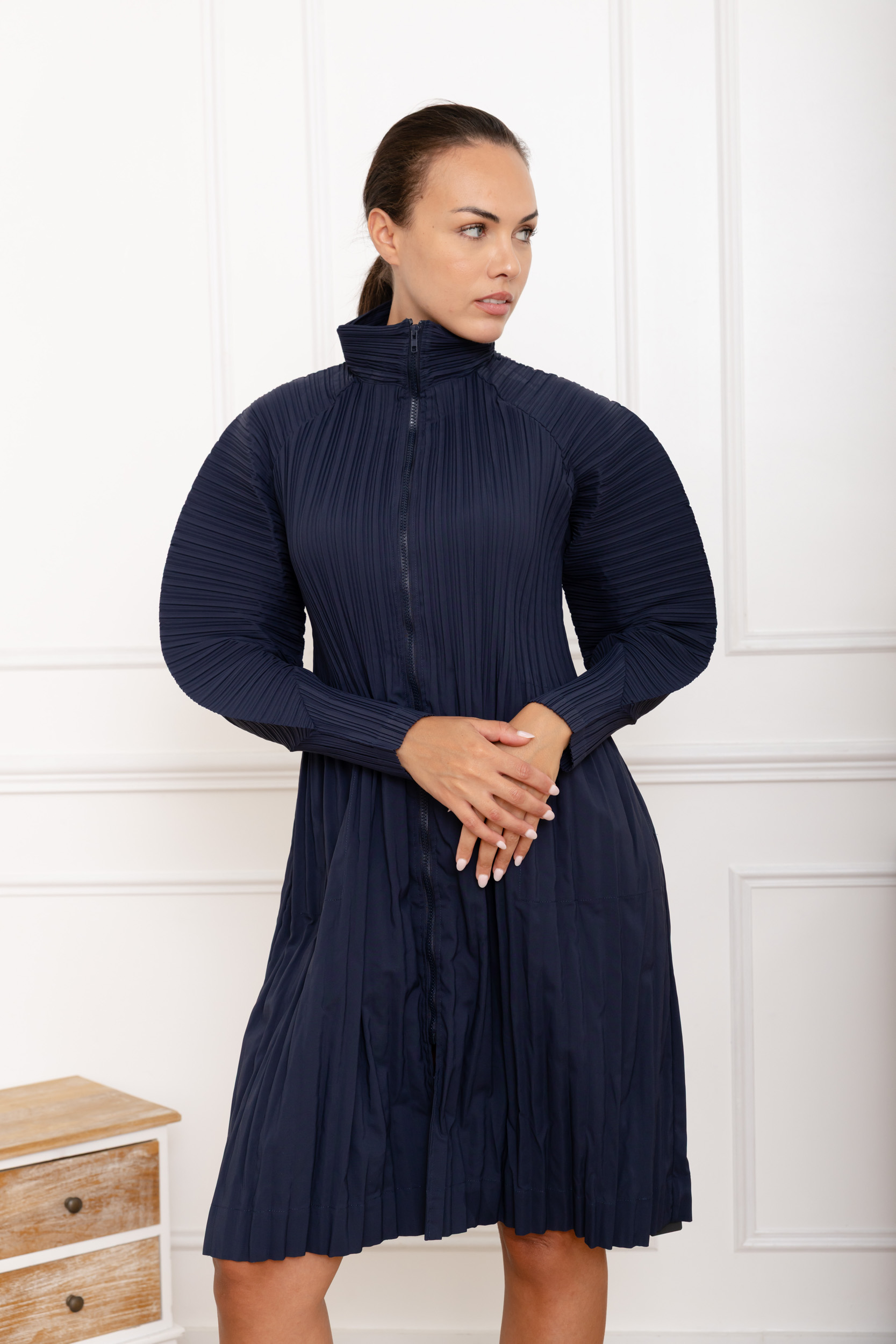Vaïana, le manteau plissé zippé manches ailerons – Image 8