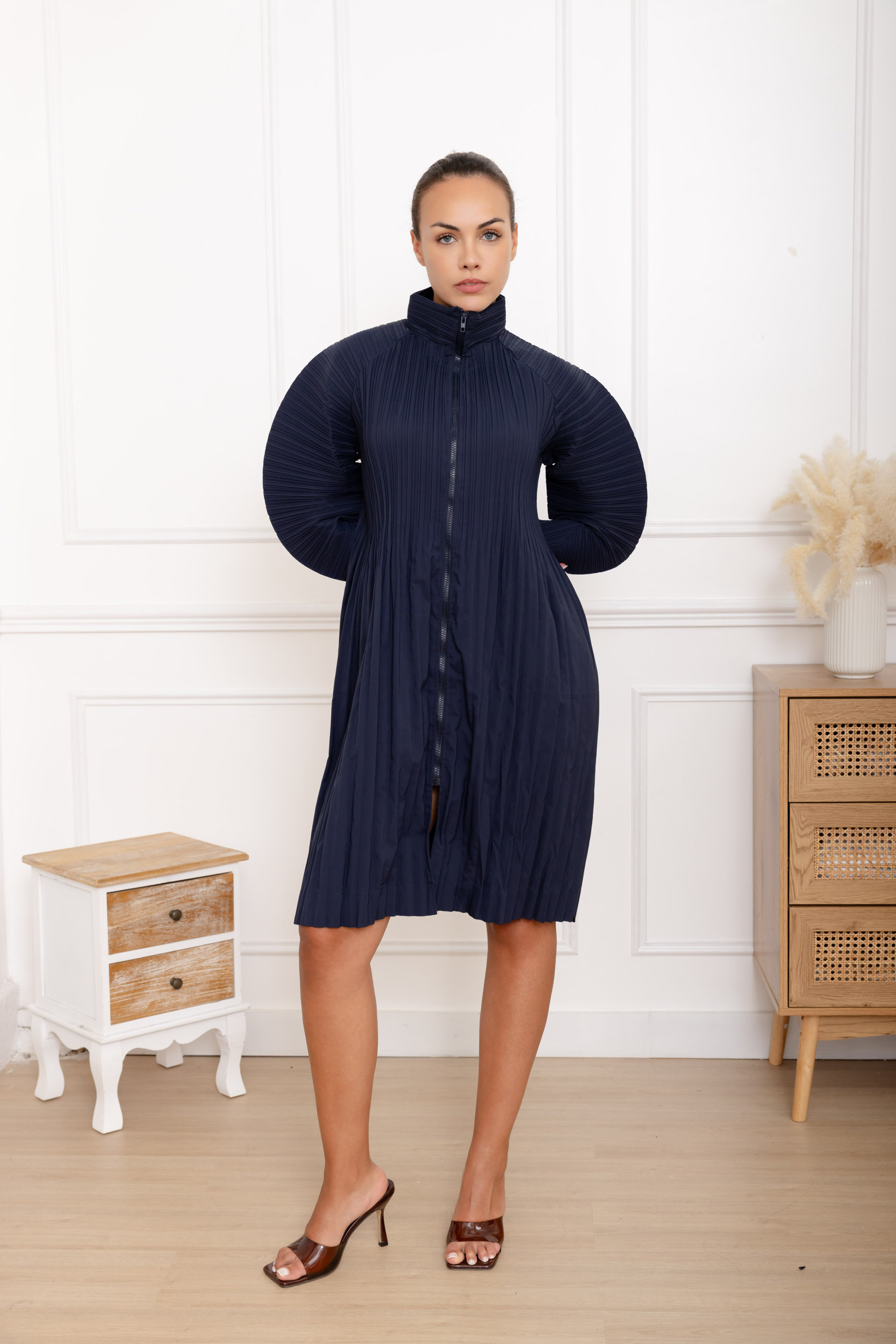 Vaïana, le manteau plissé zippé manches ailerons – Image 9