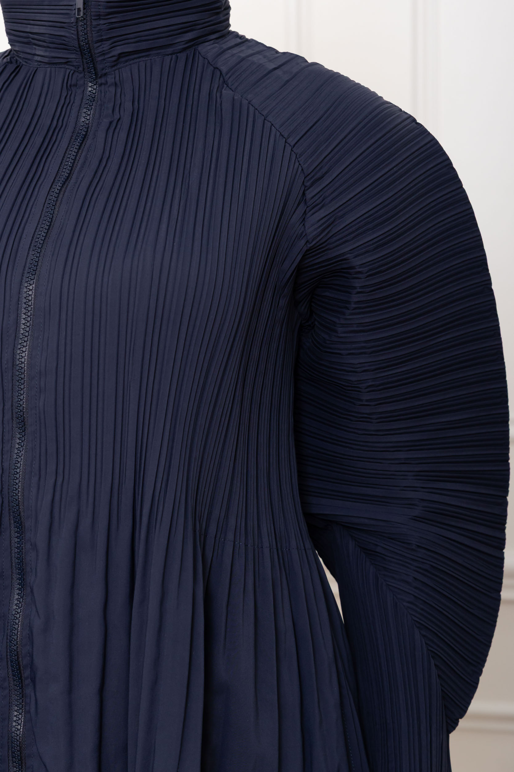 Vaïana, le manteau plissé zippé manches ailerons – Image 6