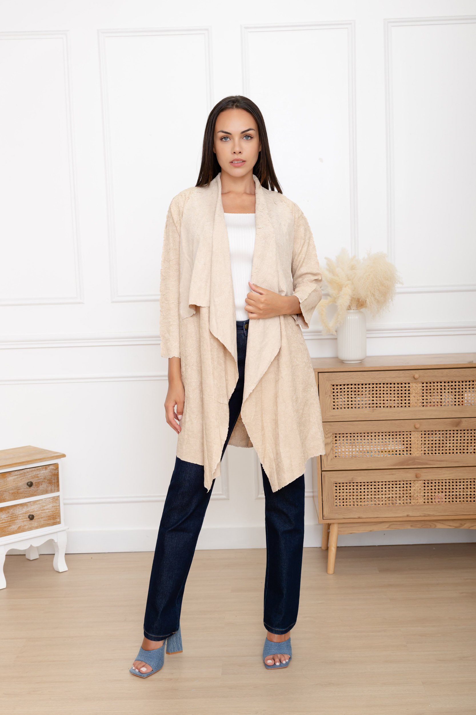 Anouk, le gilet long asymétrique en matière froissée – Image 4