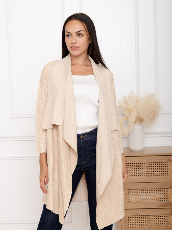 Anouk, le gilet long asymétrique en matière froissée - Blanc cassé