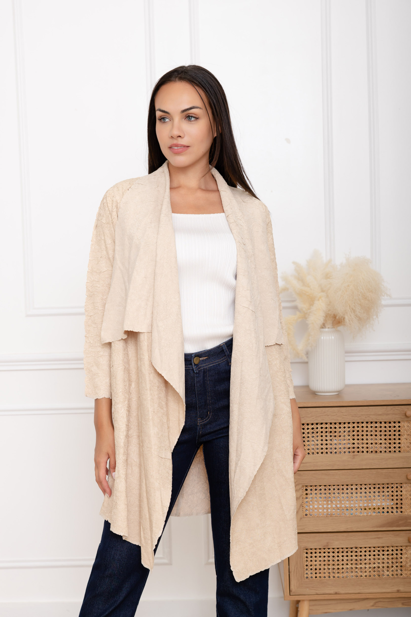 Anouk, le gilet long asymétrique en matière froissée – Image 10