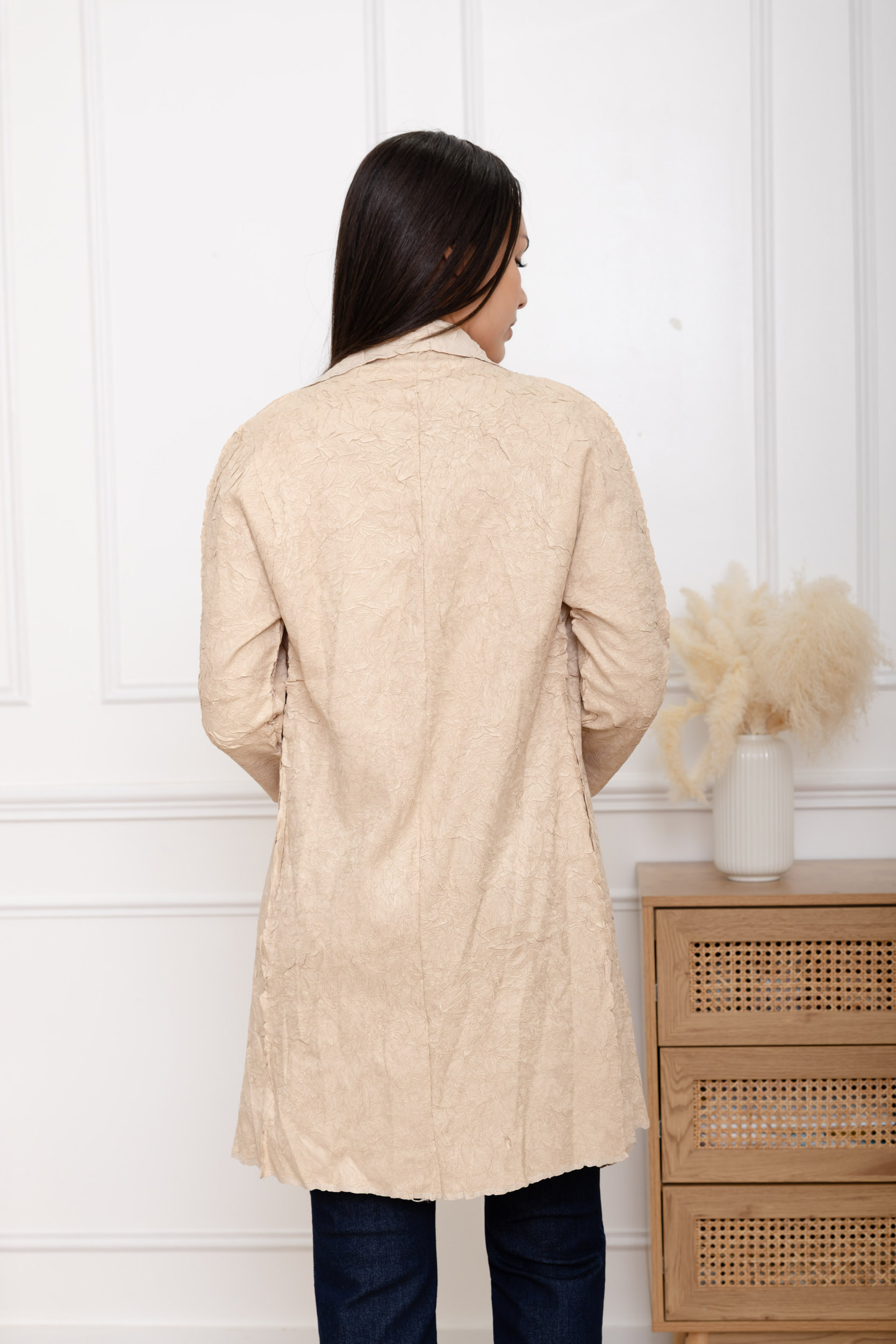 Anouk, le gilet long asymétrique en matière froissée – Image 8