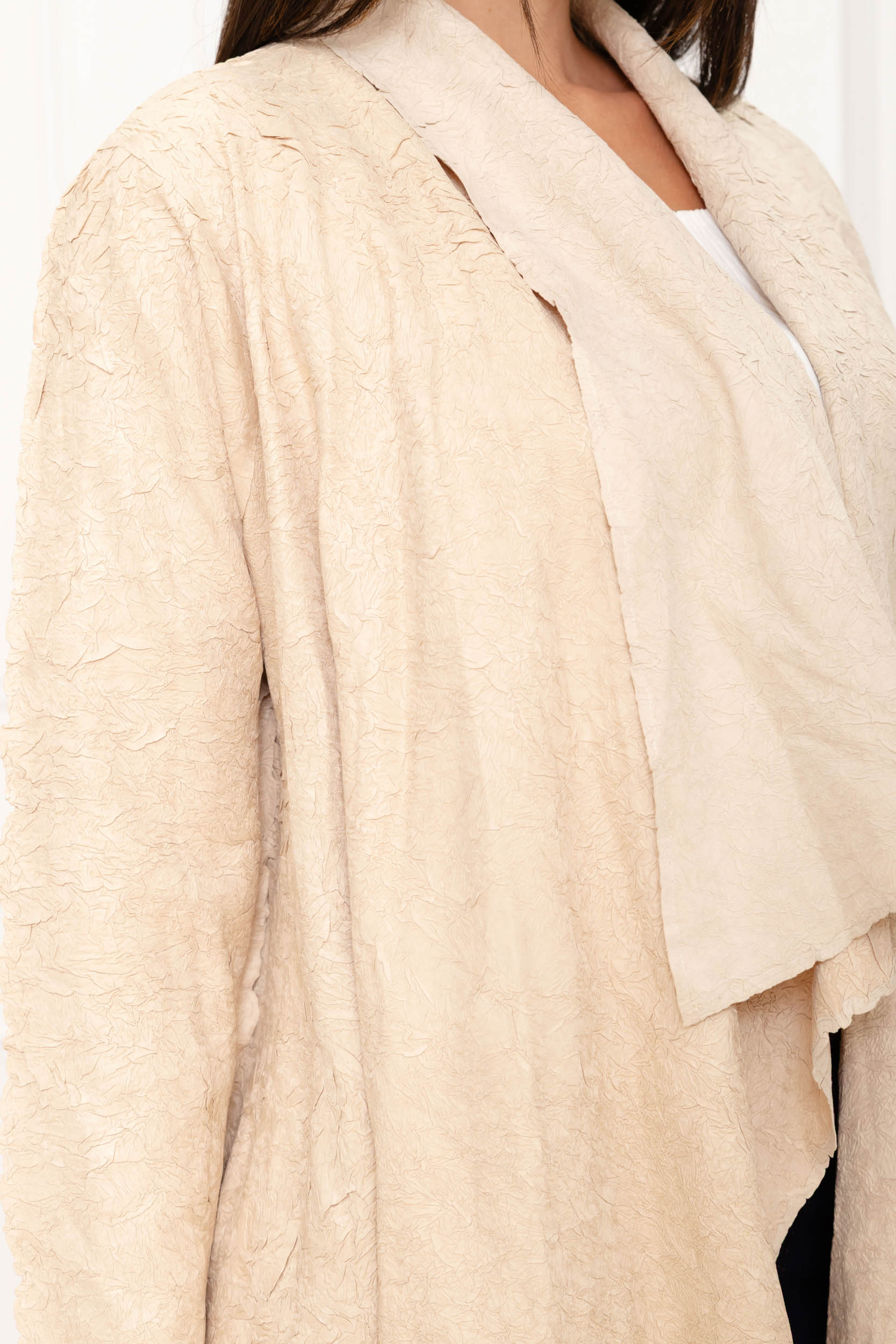 Anouk, le gilet long asymétrique en matière froissée – Image 12