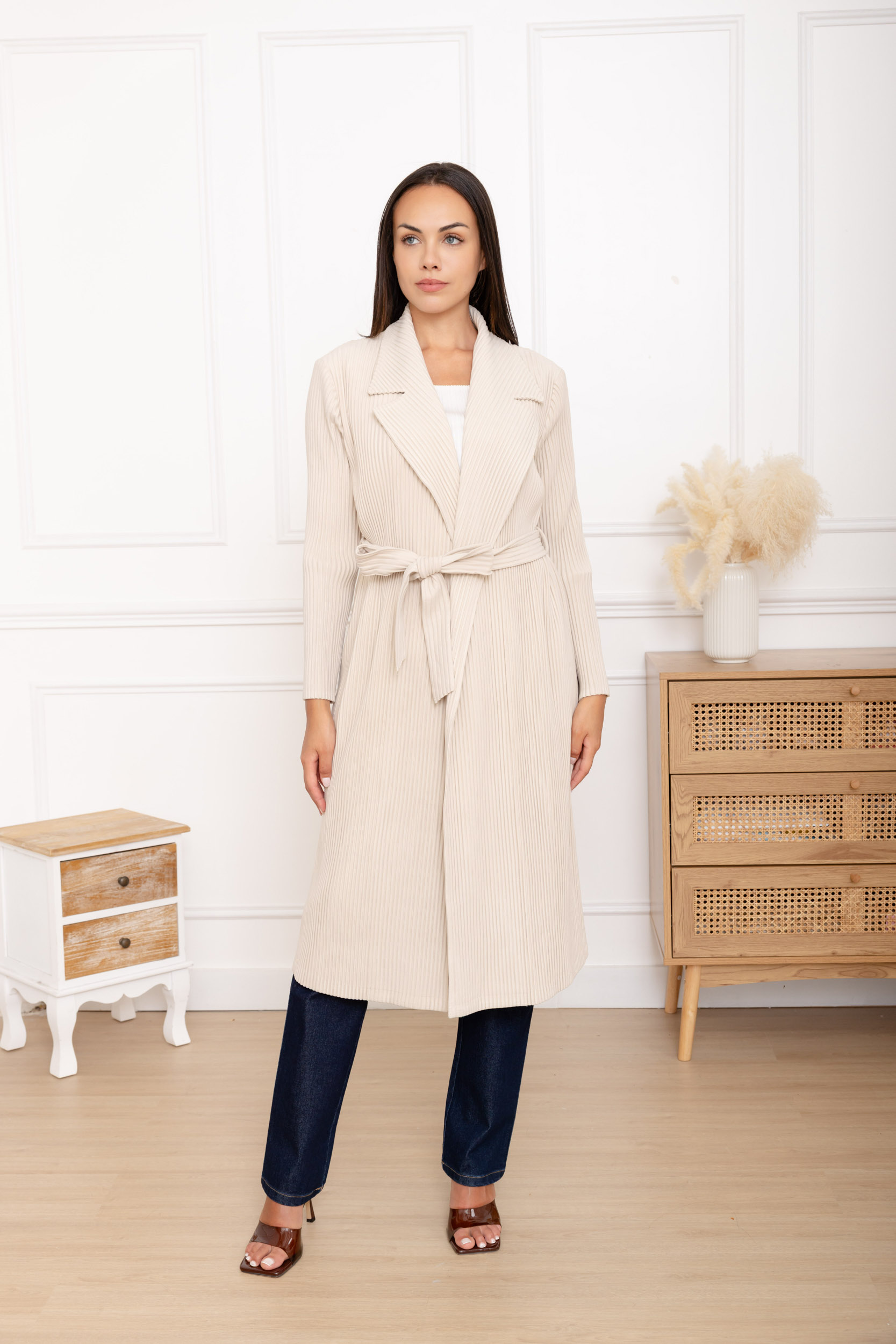 Colette, le manteau plissé long ceinturé grand col – Image 6