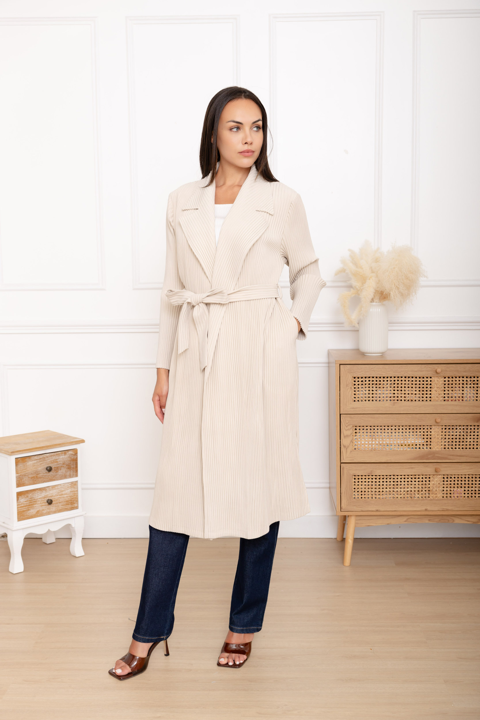 Colette, le manteau plissé long ceinturé grand col – Image 5