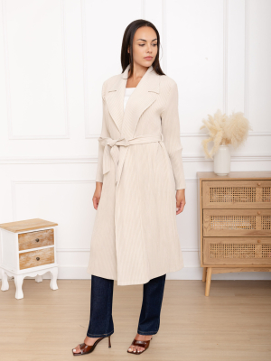 Colette, le manteau plissé long ceinturé grand col