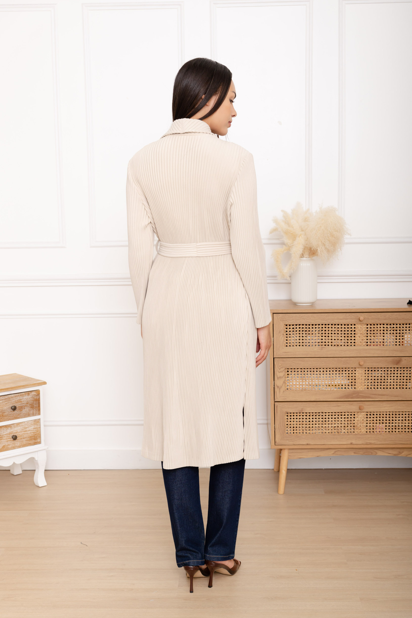 Colette, le manteau plissé long ceinturé grand col – Image 4