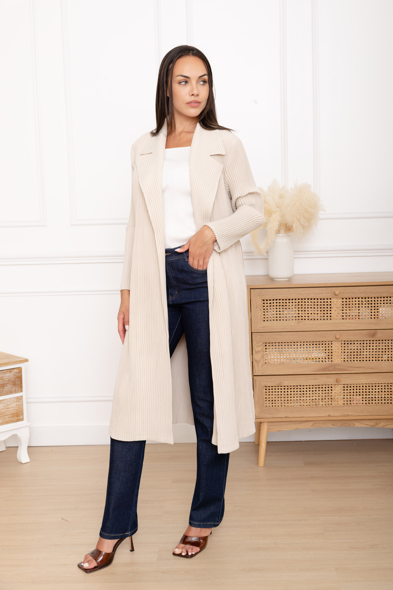 Colette, le manteau plissé long ceinturé grand col – Image 2