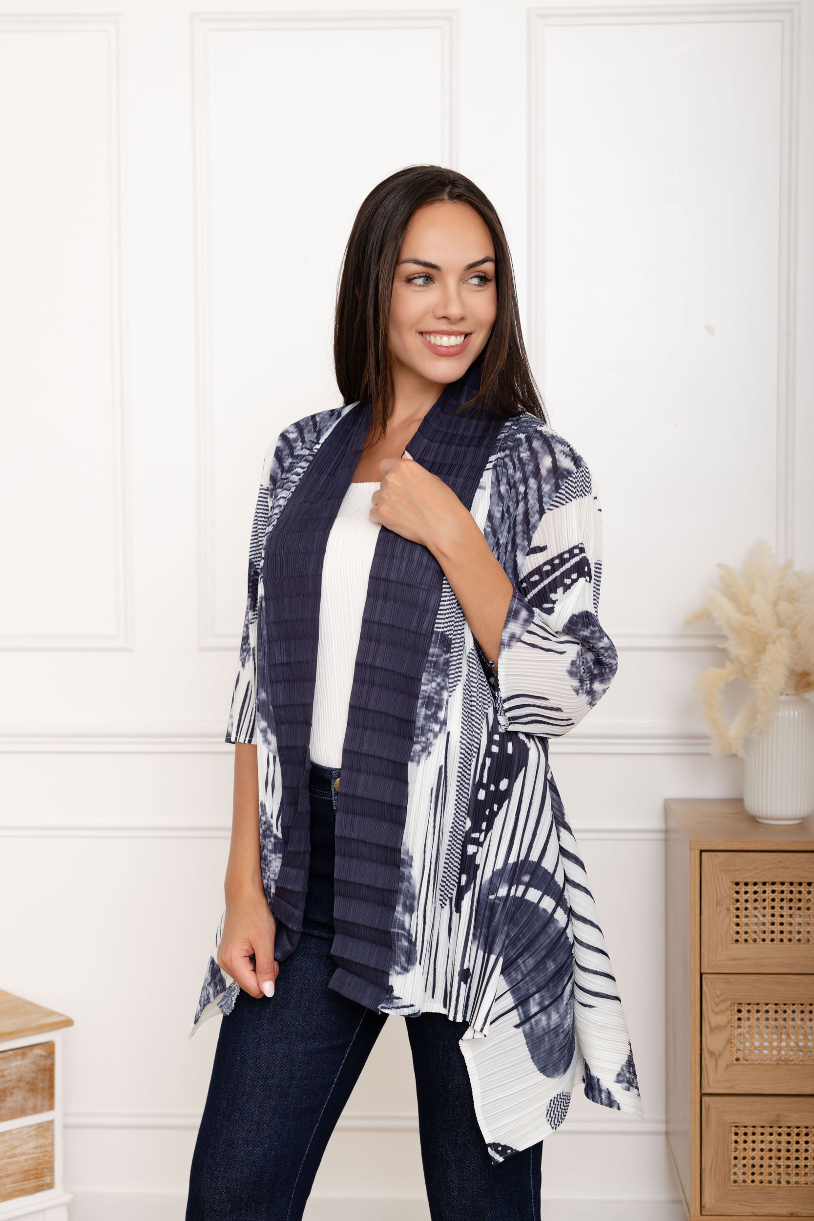 Ivanna, la veste kimono plissée à pans asymétriques imprimée