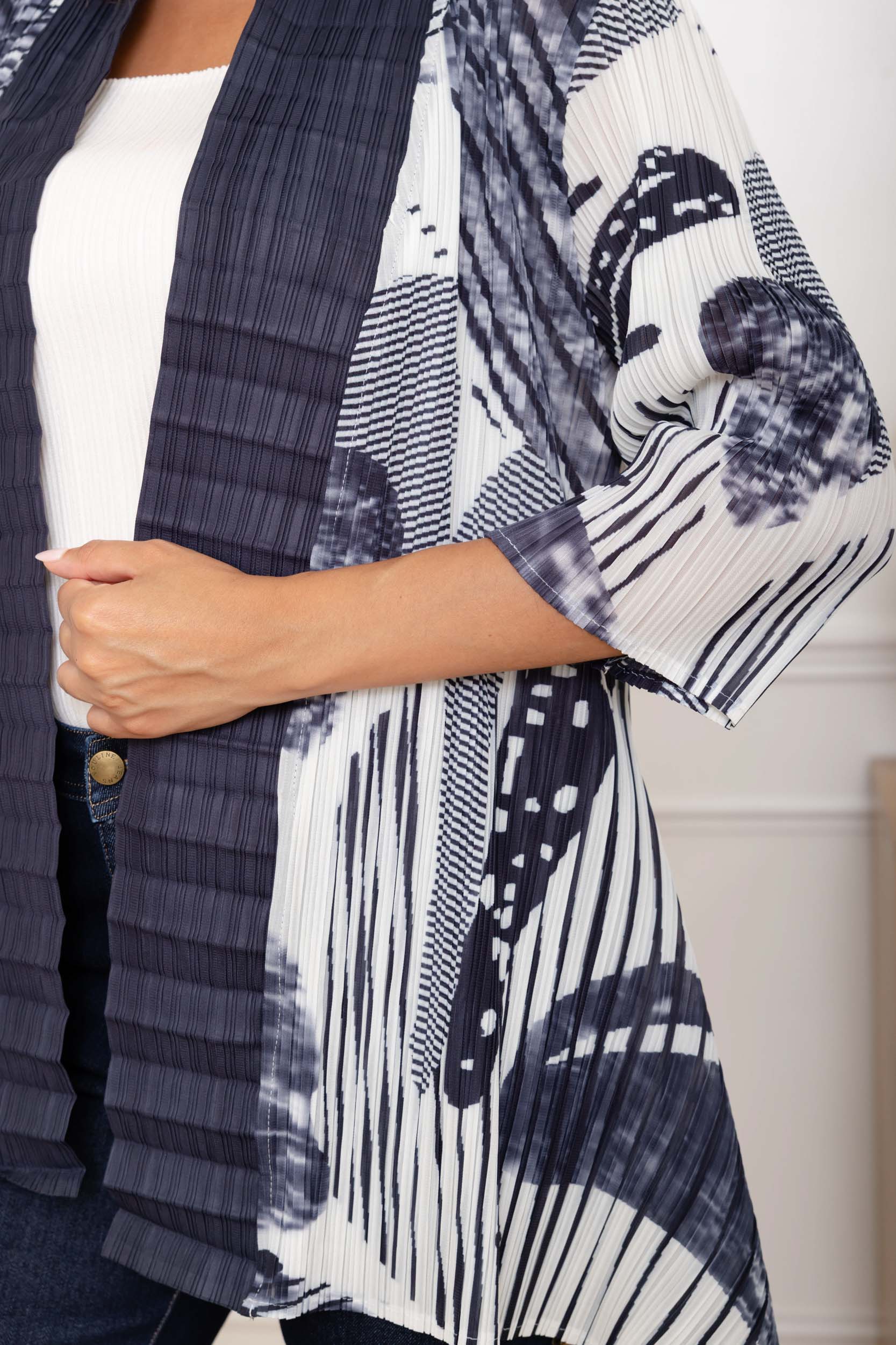 Ivanna, la veste kimono plissée à pans asymétriques imprimée – Image 11