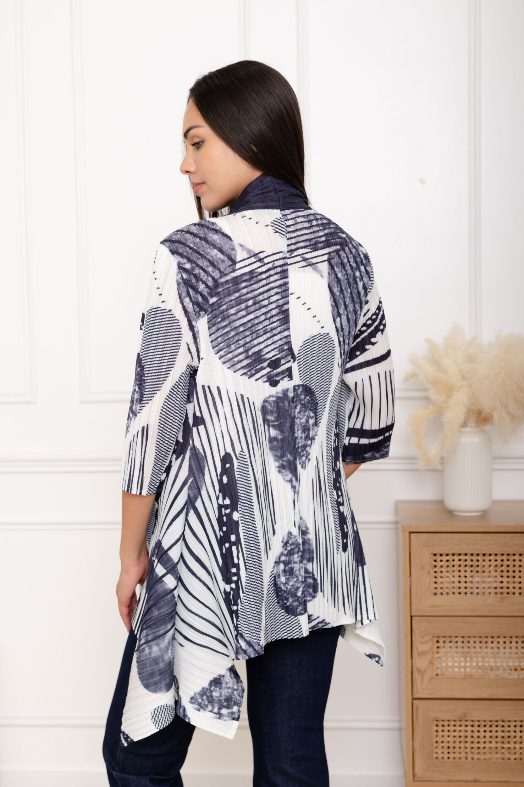 Ivanna, la veste kimono plissée à pans asymétriques imprimée – Image 7