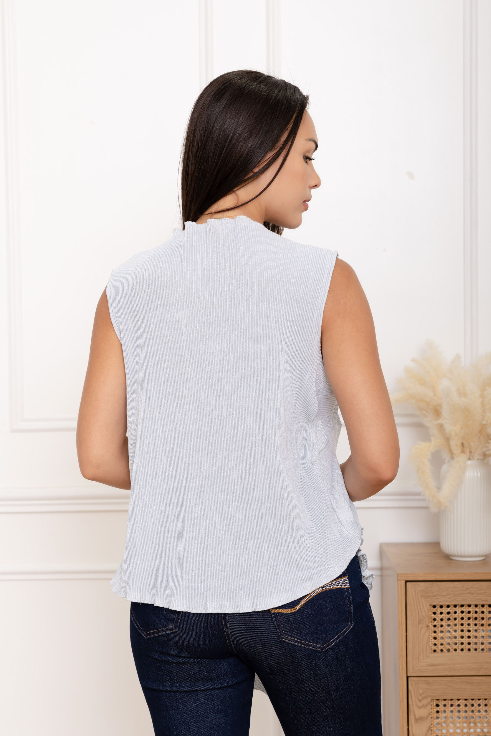 Aria, le top asymétrique texturé sans manches pailleté – Image 9