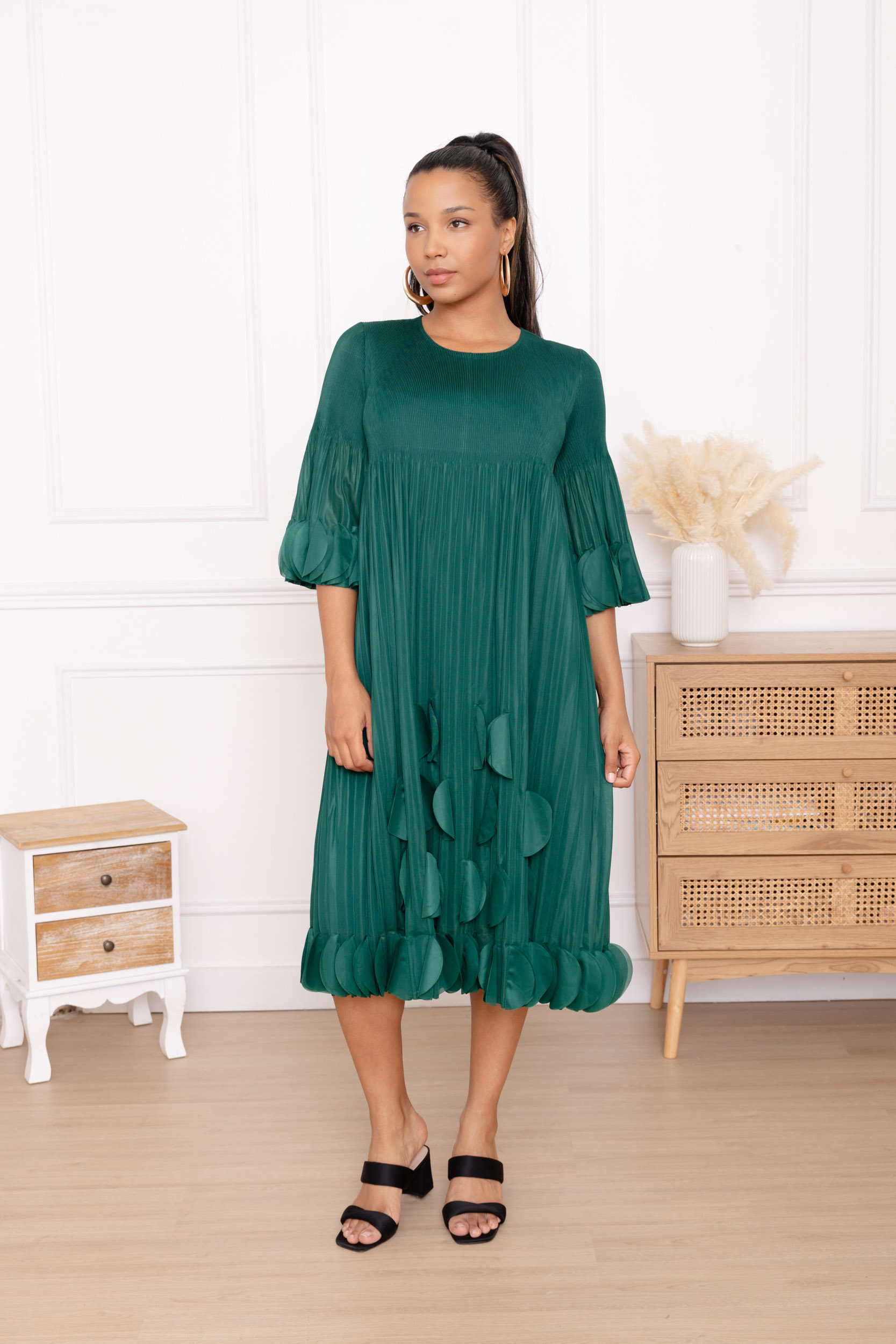 Olivia, la robe midi droite à pastilles et manches volantées – Image 7