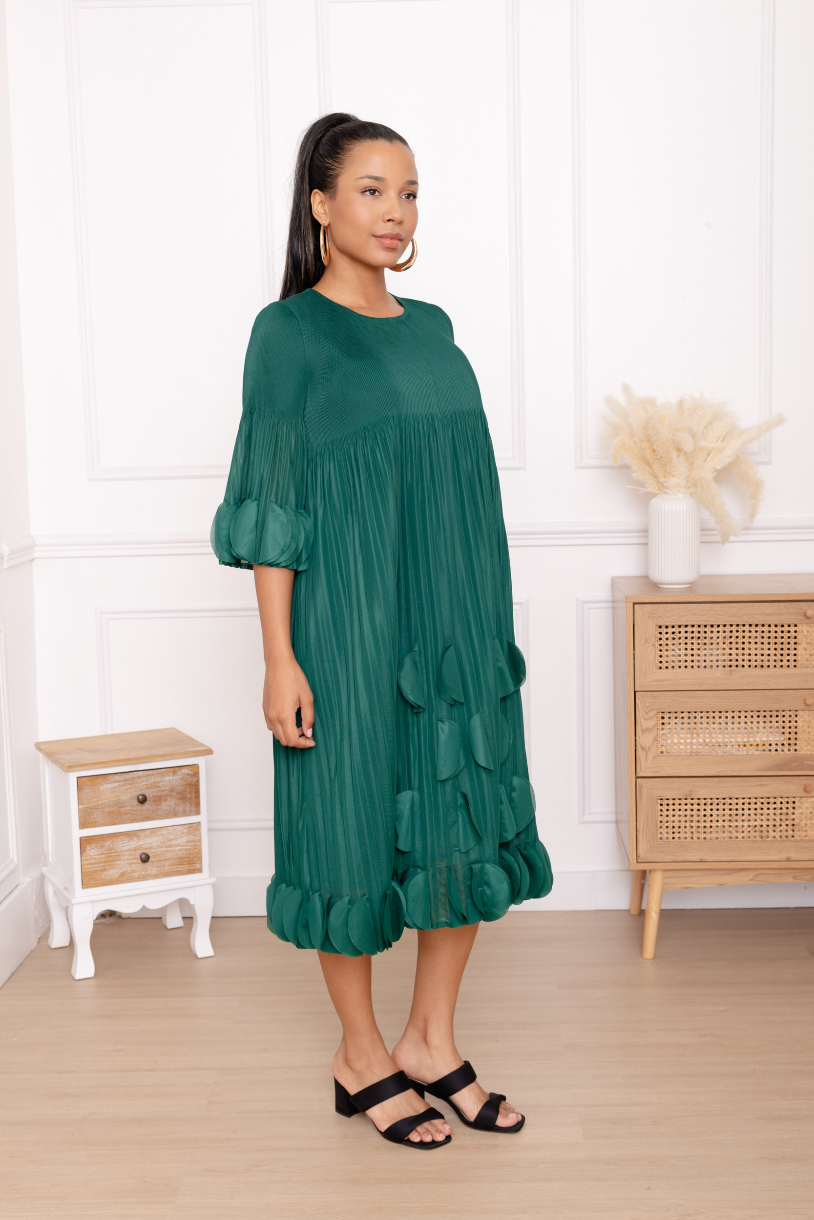 Olivia, la robe midi droite à pastilles et manches volantées – Image 2