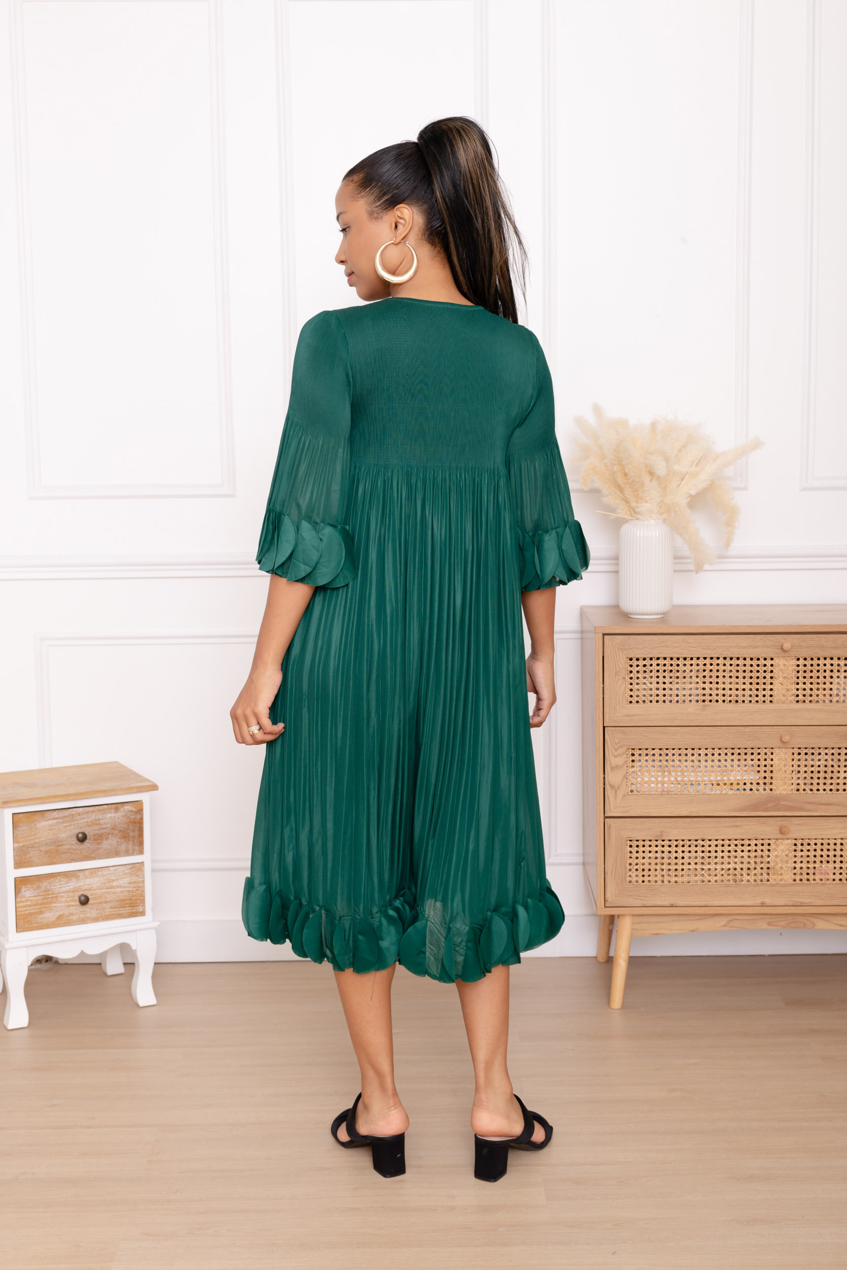 Olivia, la robe midi droite à pastilles et manches volantées – Image 5