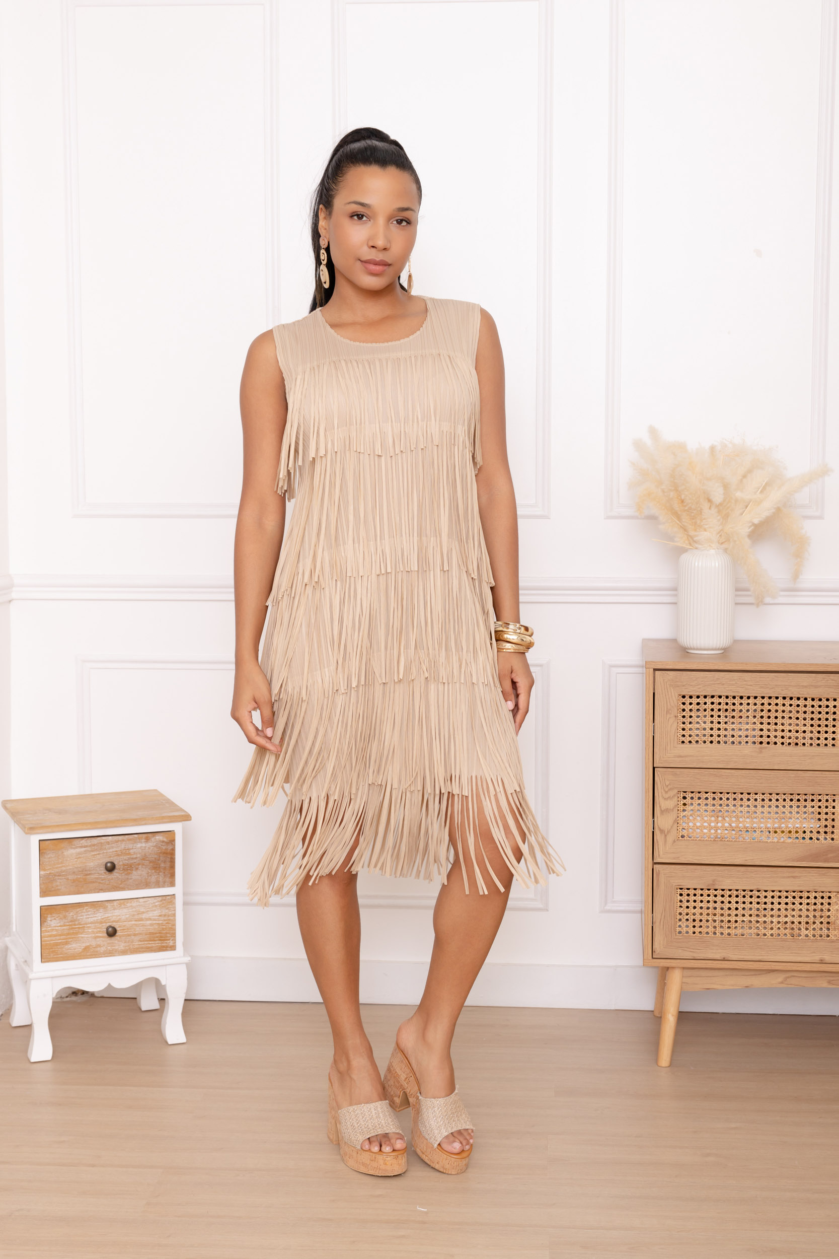 Wanda, l'ensemble robe et cape à franges superposées – Image 8