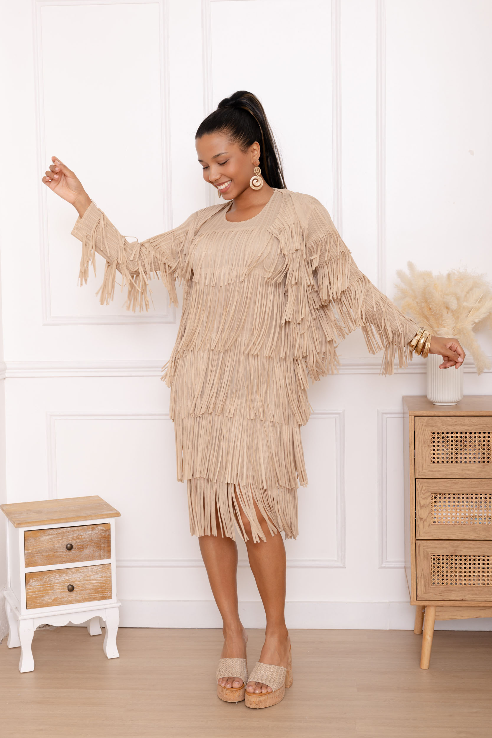 Wanda, l'ensemble robe et cape à franges superposées – Image 5