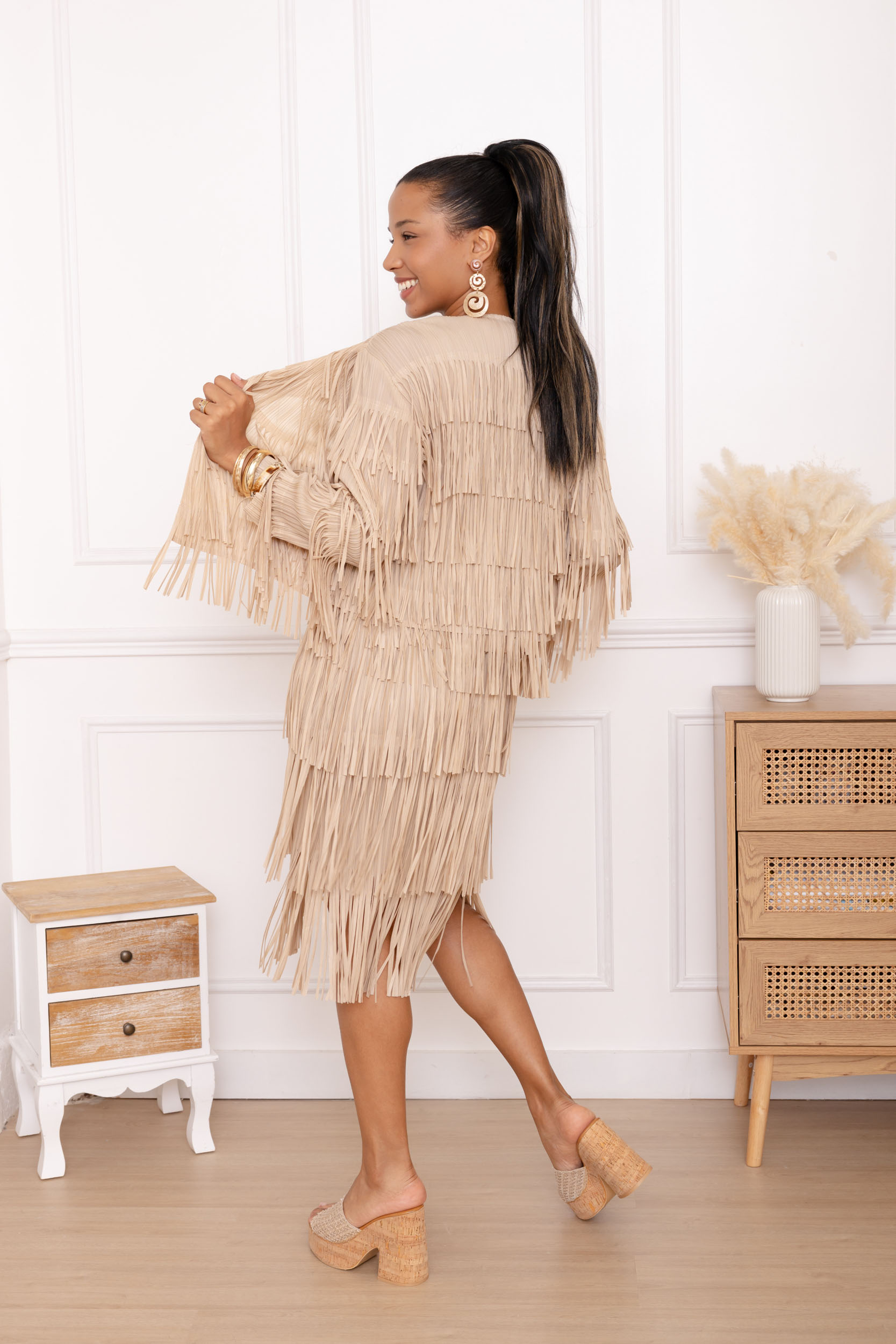 Wanda, l'ensemble robe et cape à franges superposées – Image 6