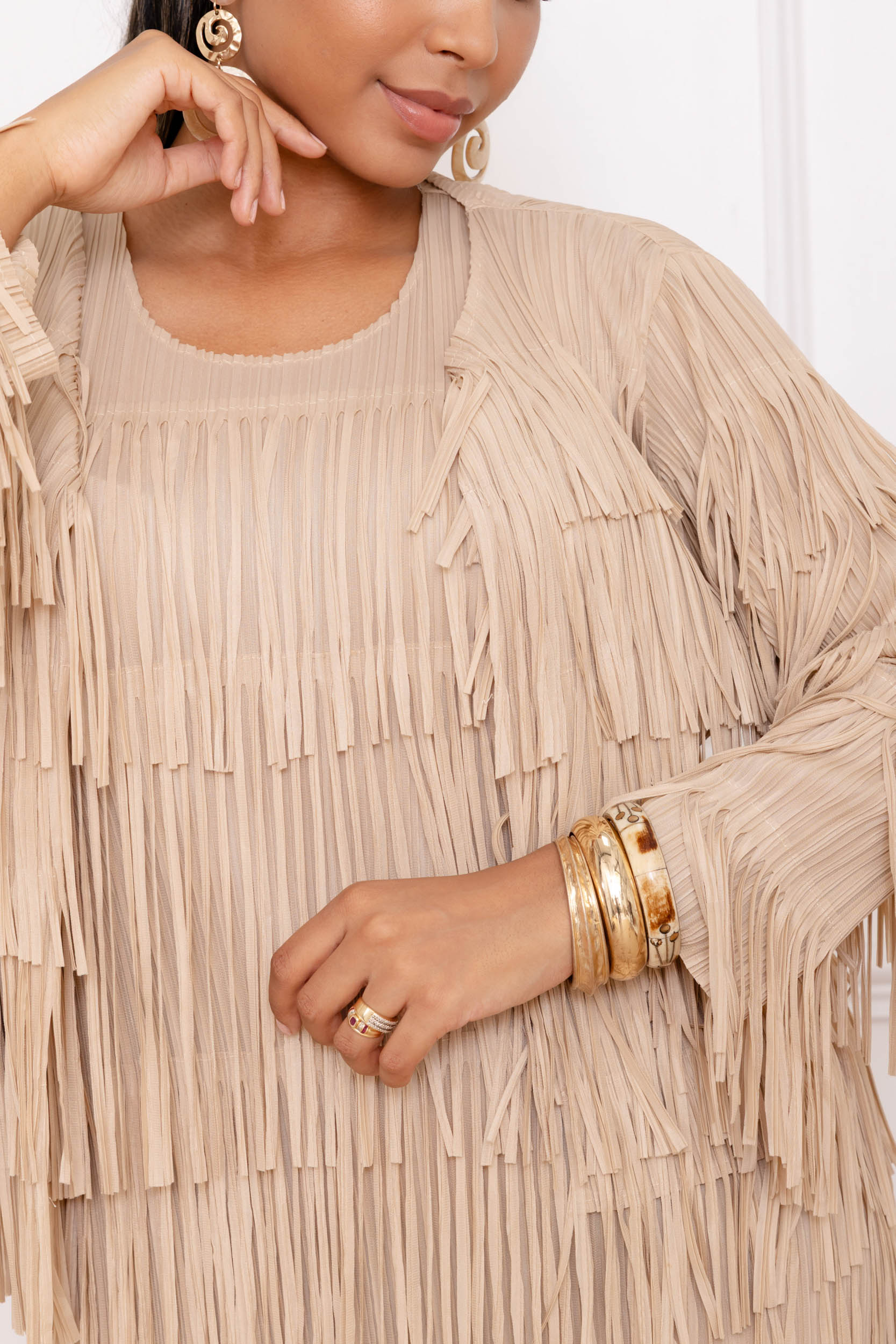 Wanda, l'ensemble robe et cape à franges superposées – Image 3